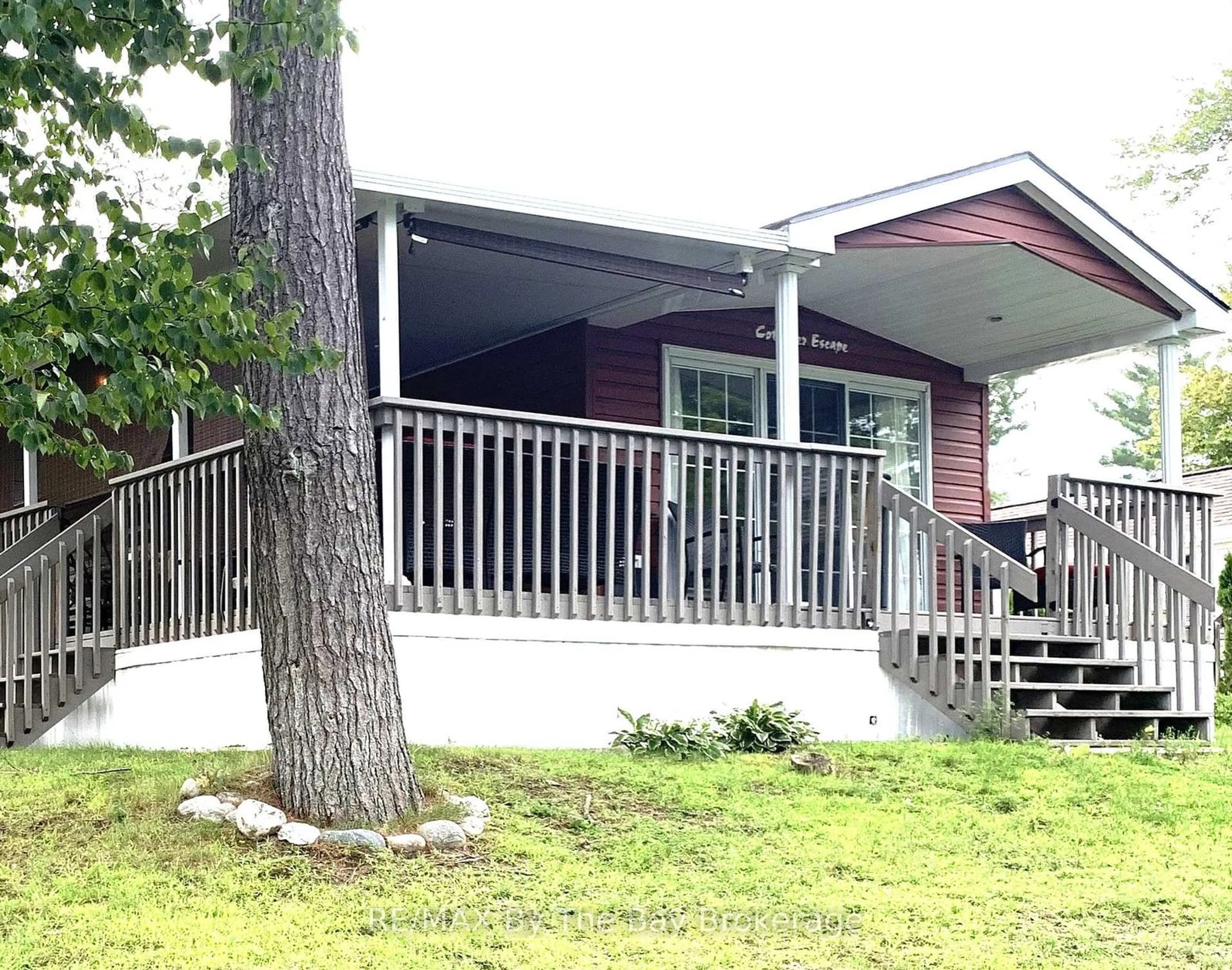 Home with vinyl exterior material, unknown for 10 Chippewa Tr, Wasaga Beach Ontario L9Z 1X7