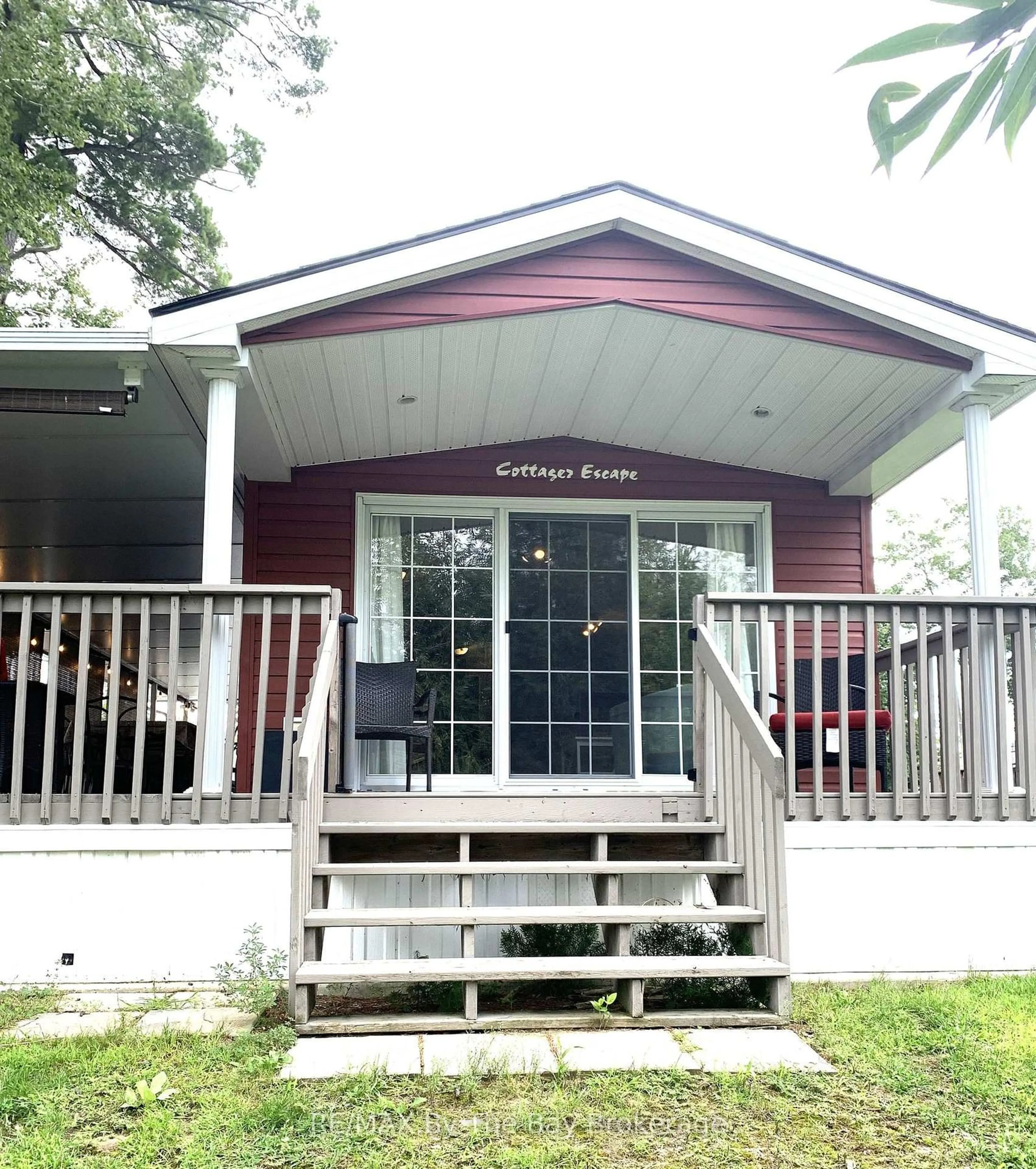 Home with vinyl exterior material, unknown for 10 Chippewa Tr, Wasaga Beach Ontario L9Z 1X7