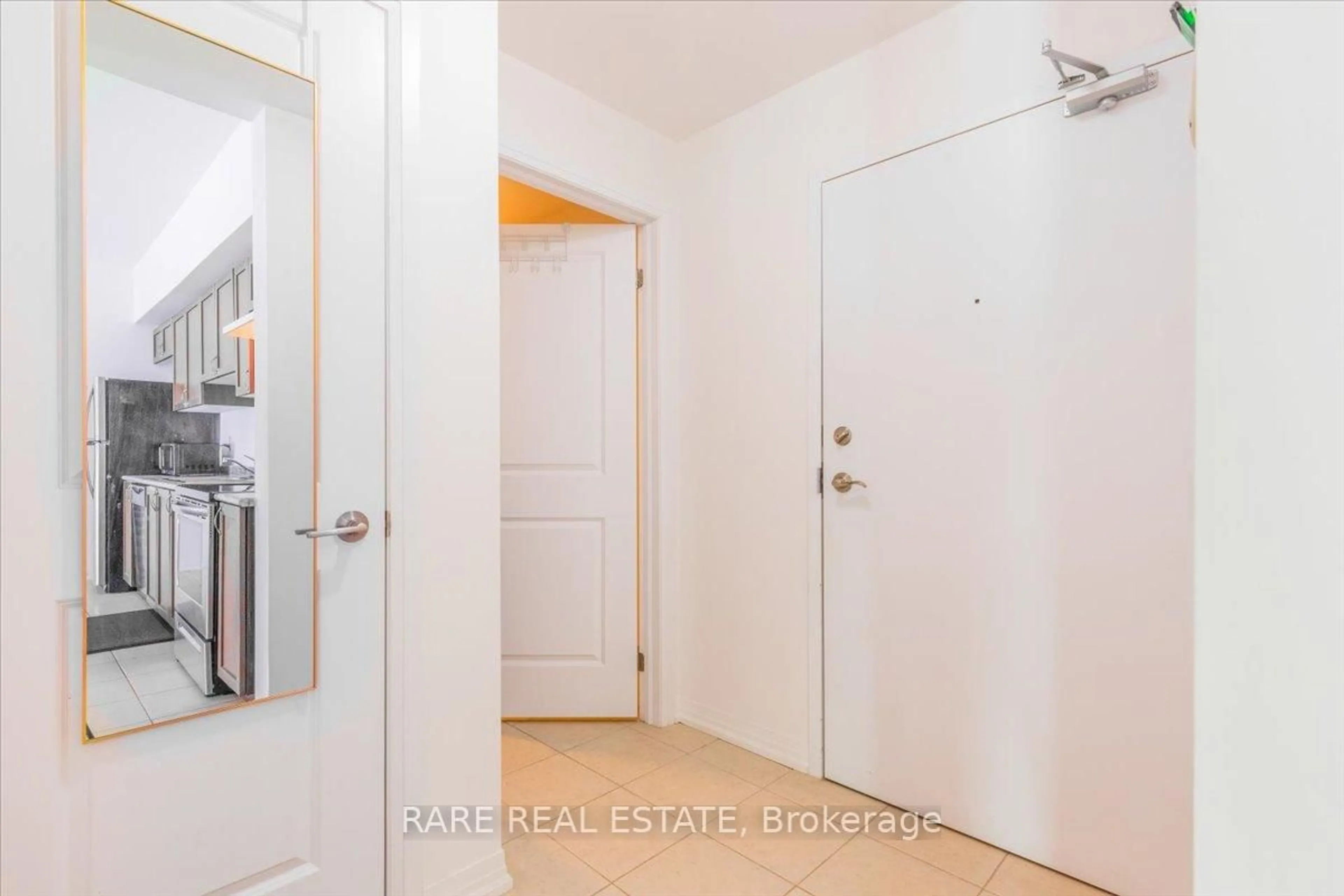Indoor entryway for 299 Cundles Rd #102, Barrie Ontario L4M 0K9