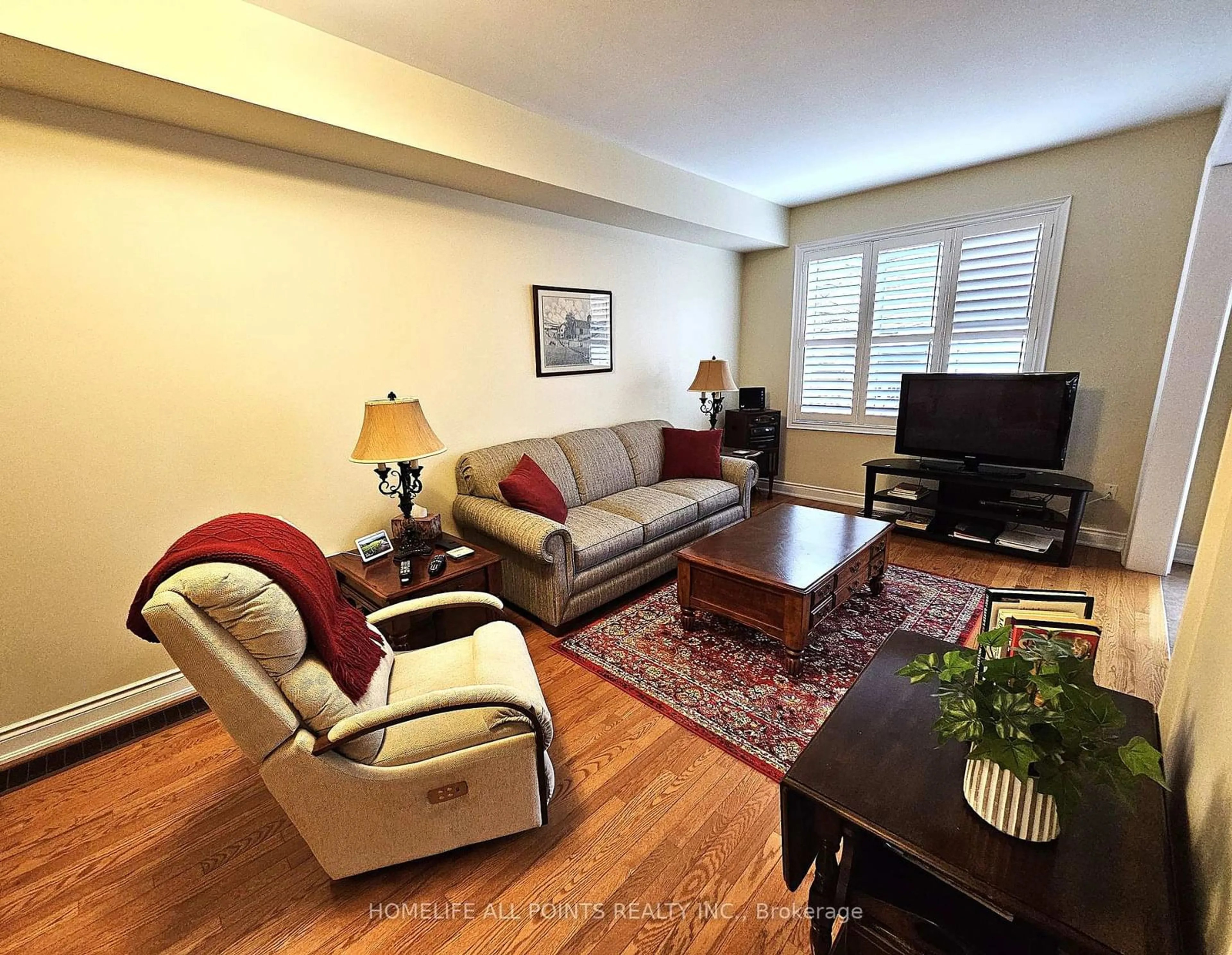 Living room with furniture, wood/laminate floor for 34 SAVANNAH Cres, Wasaga Beach Ontario L9Z 0E7