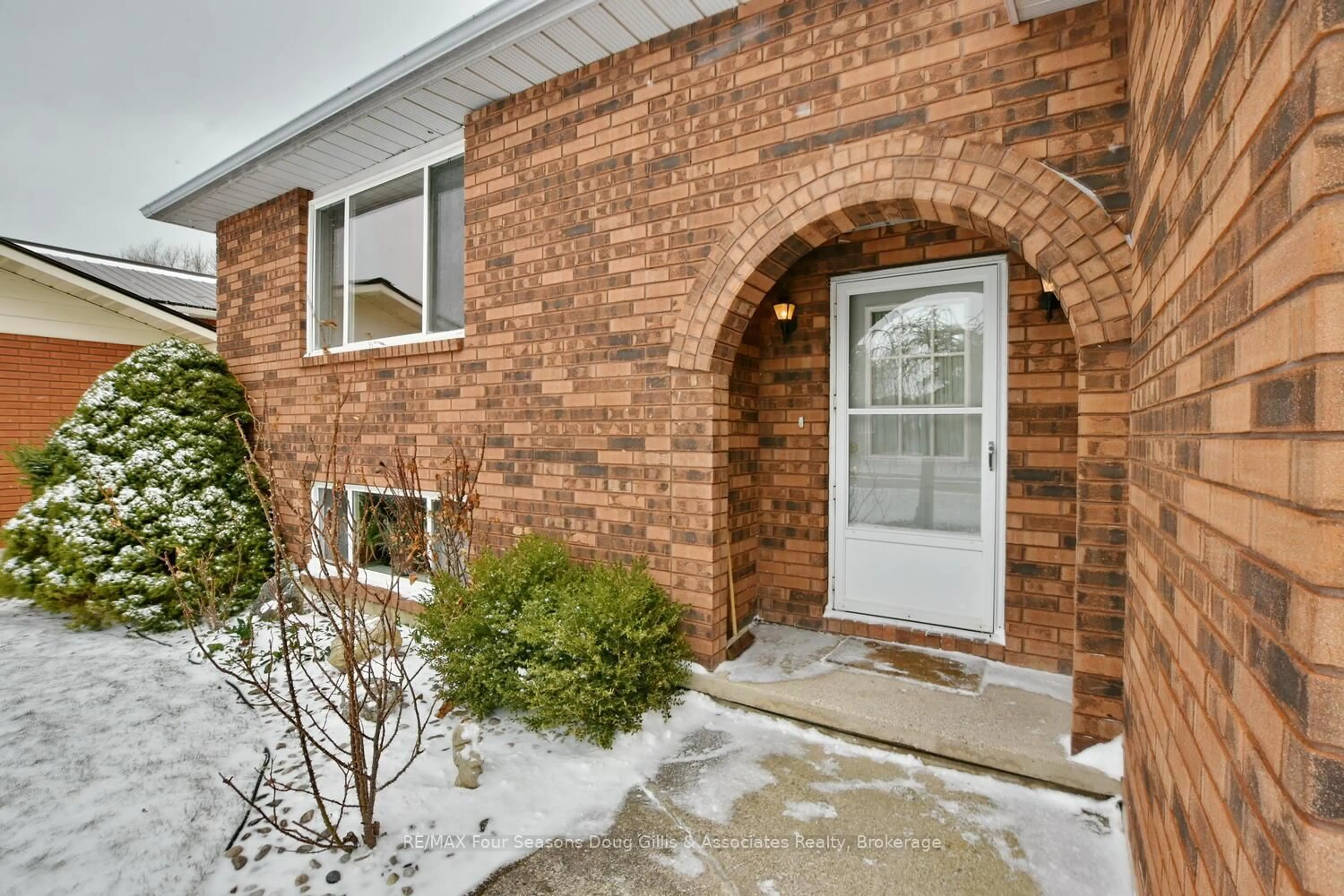Indoor entryway for 100 Lockhart Rd, Collingwood Ontario L9Y 4L6