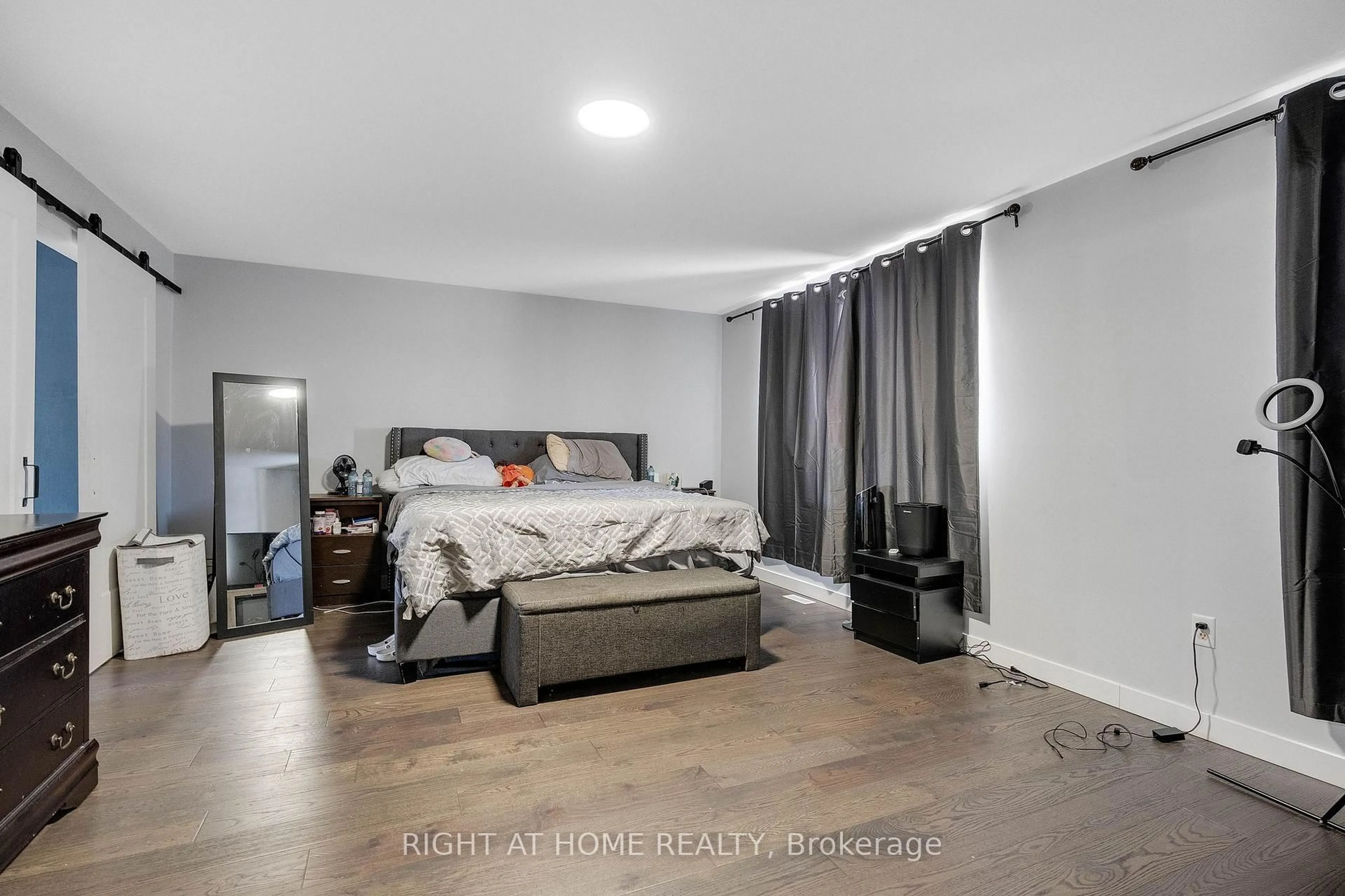 Bedroom with bed, unknown for 262 Livingstone St, Barrie Ontario L4M 6N6