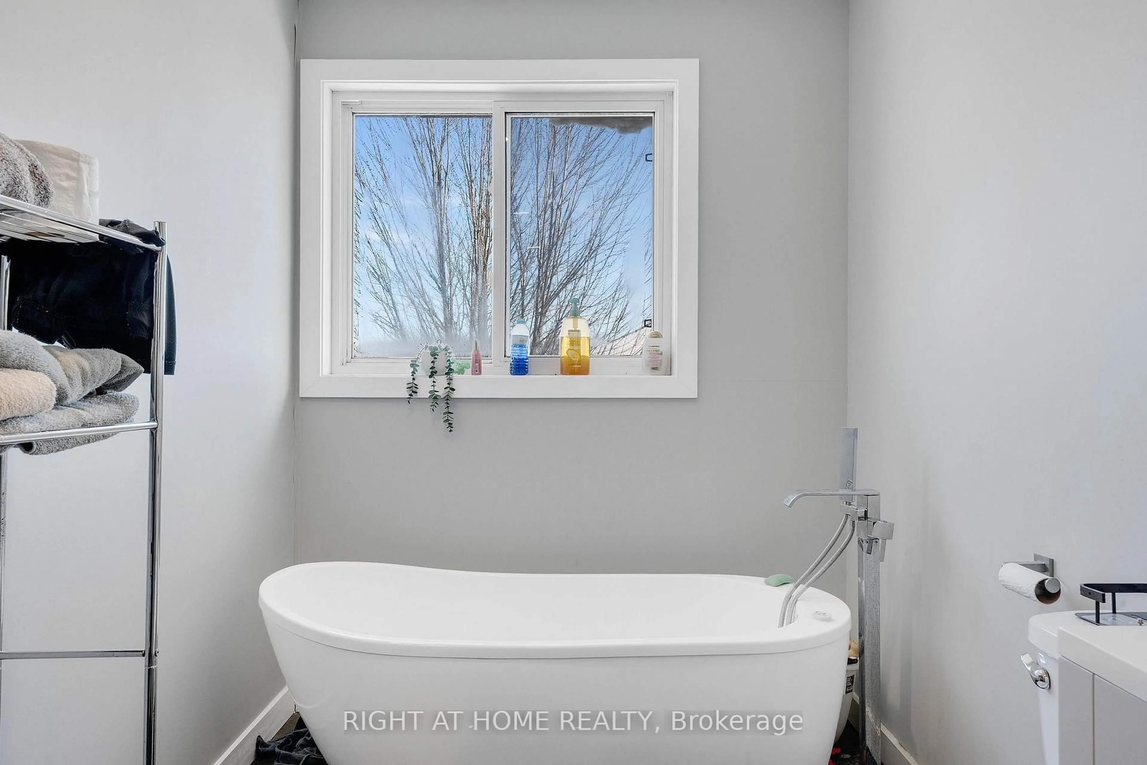 Contemporary bathroom, ceramic/tile floor for 262 Livingstone St, Barrie Ontario L4M 6N6