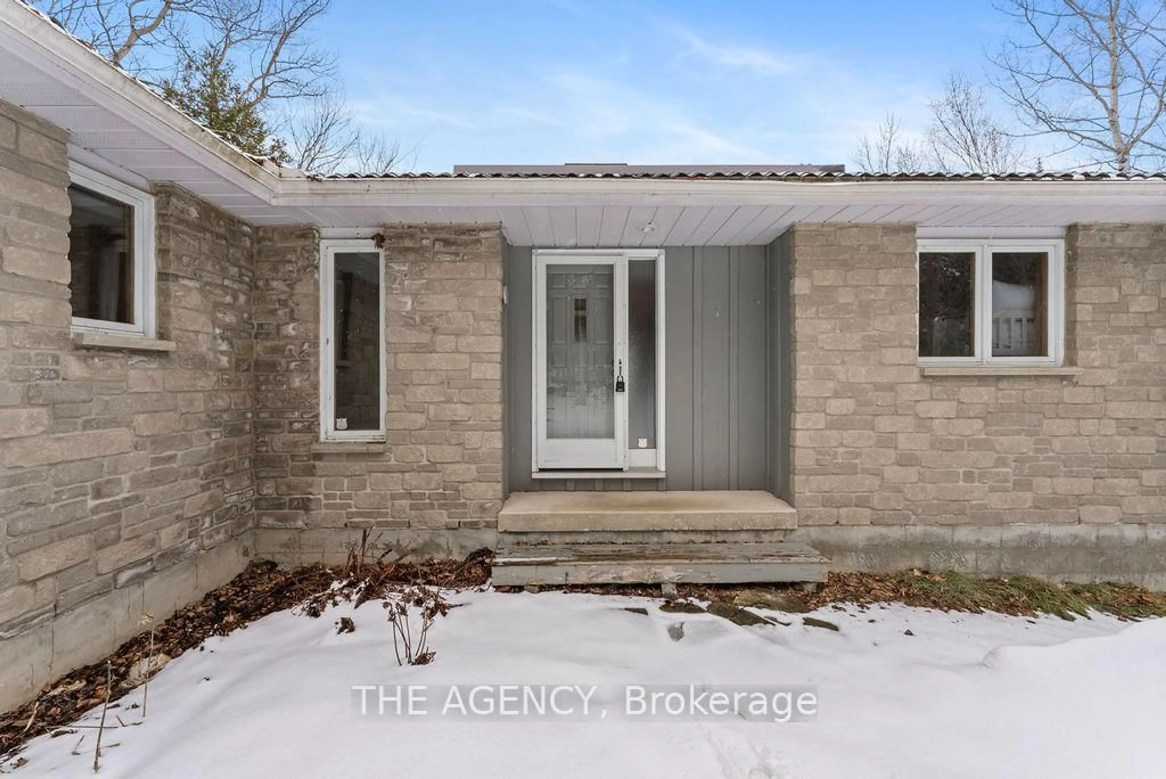 Indoor entryway for 570 Silver Birch Dr, Tiny Ontario L9M 0M5