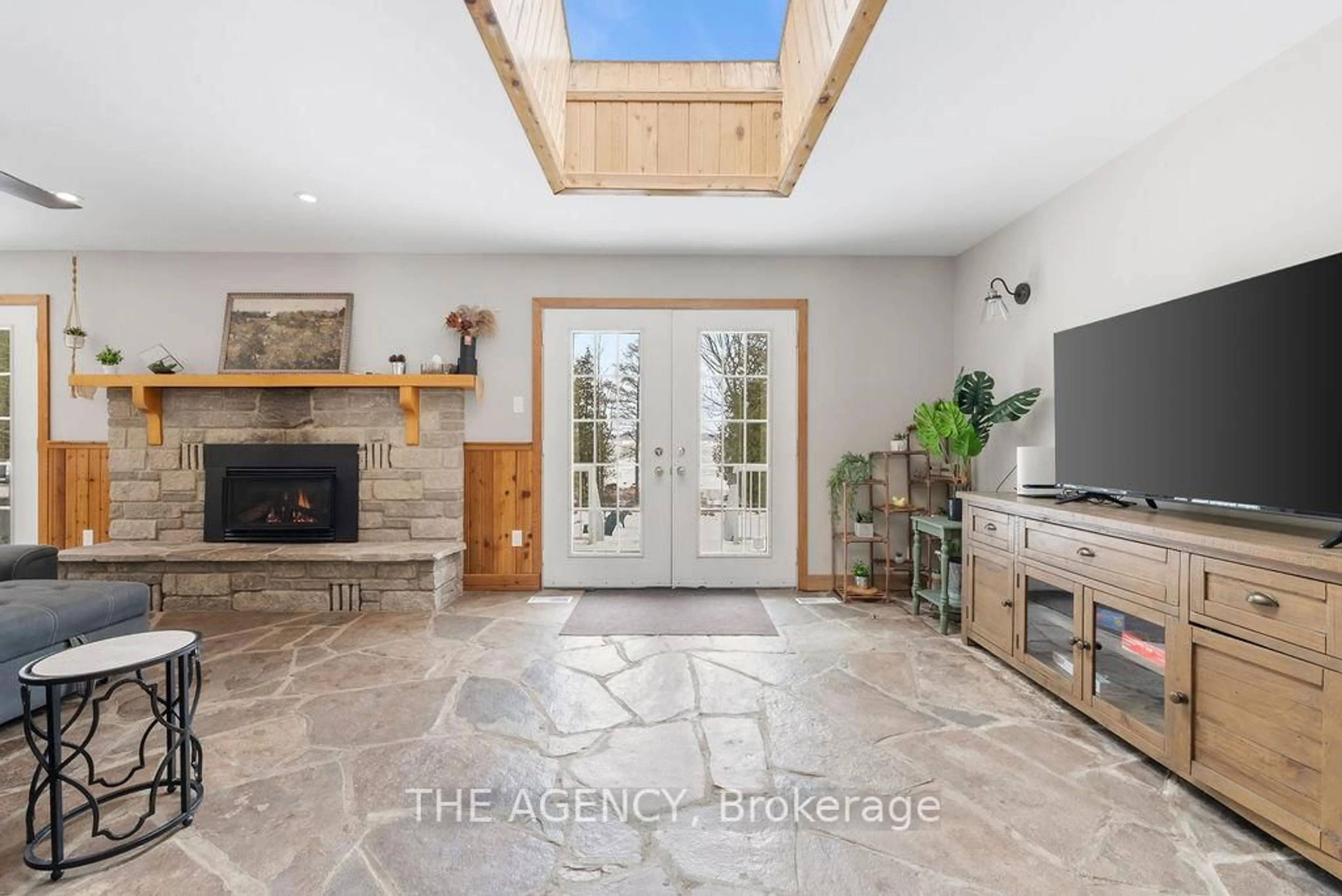Indoor foyer for 570 Silver Birch Dr, Tiny Ontario L9M 0M5