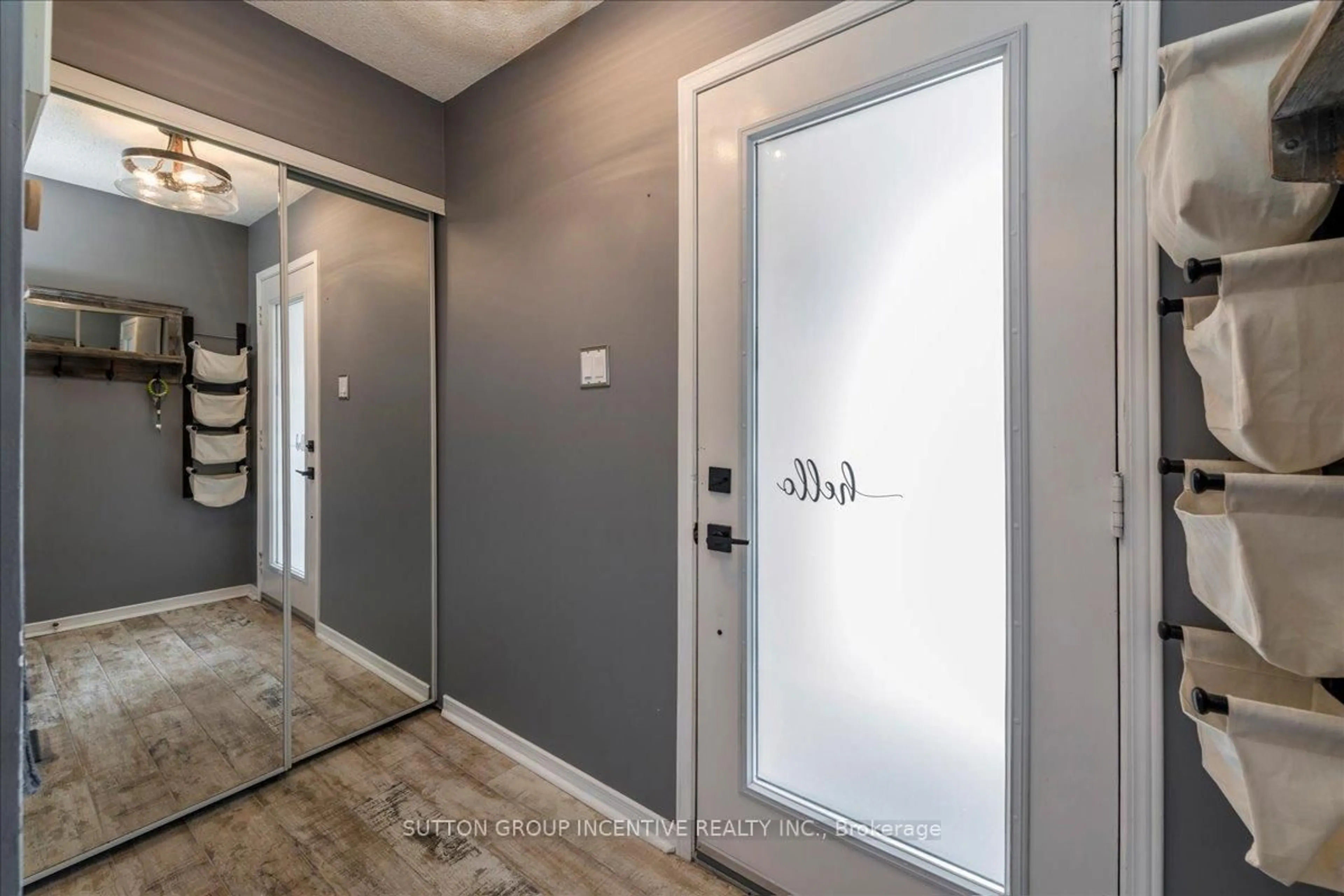 Indoor entryway for 392 Big Bay Point Rd, Barrie Ontario L4N 8A2