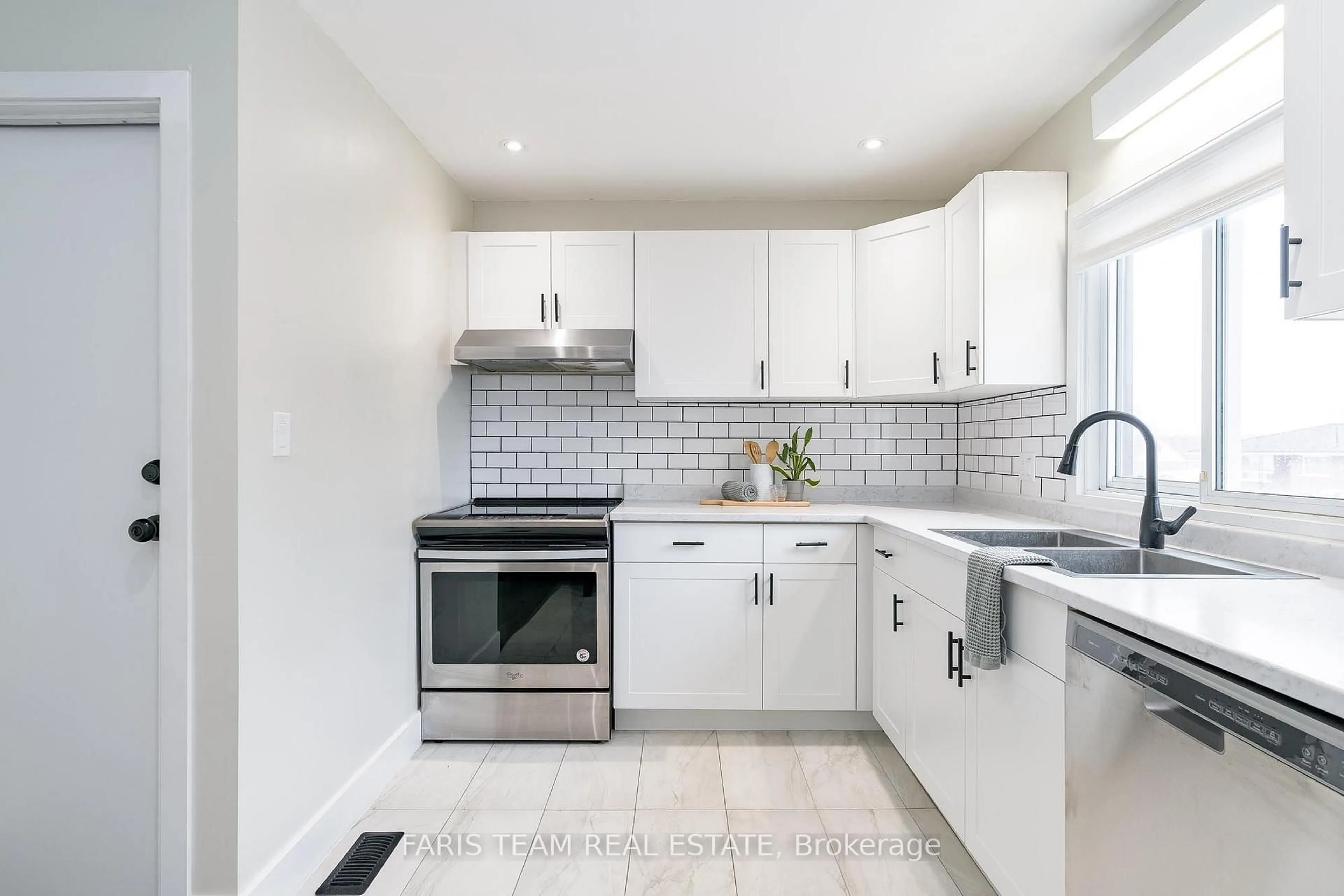 Standard kitchen, ceramic/tile floor for 91 Bond St, Orillia Ontario L3V 1J7
