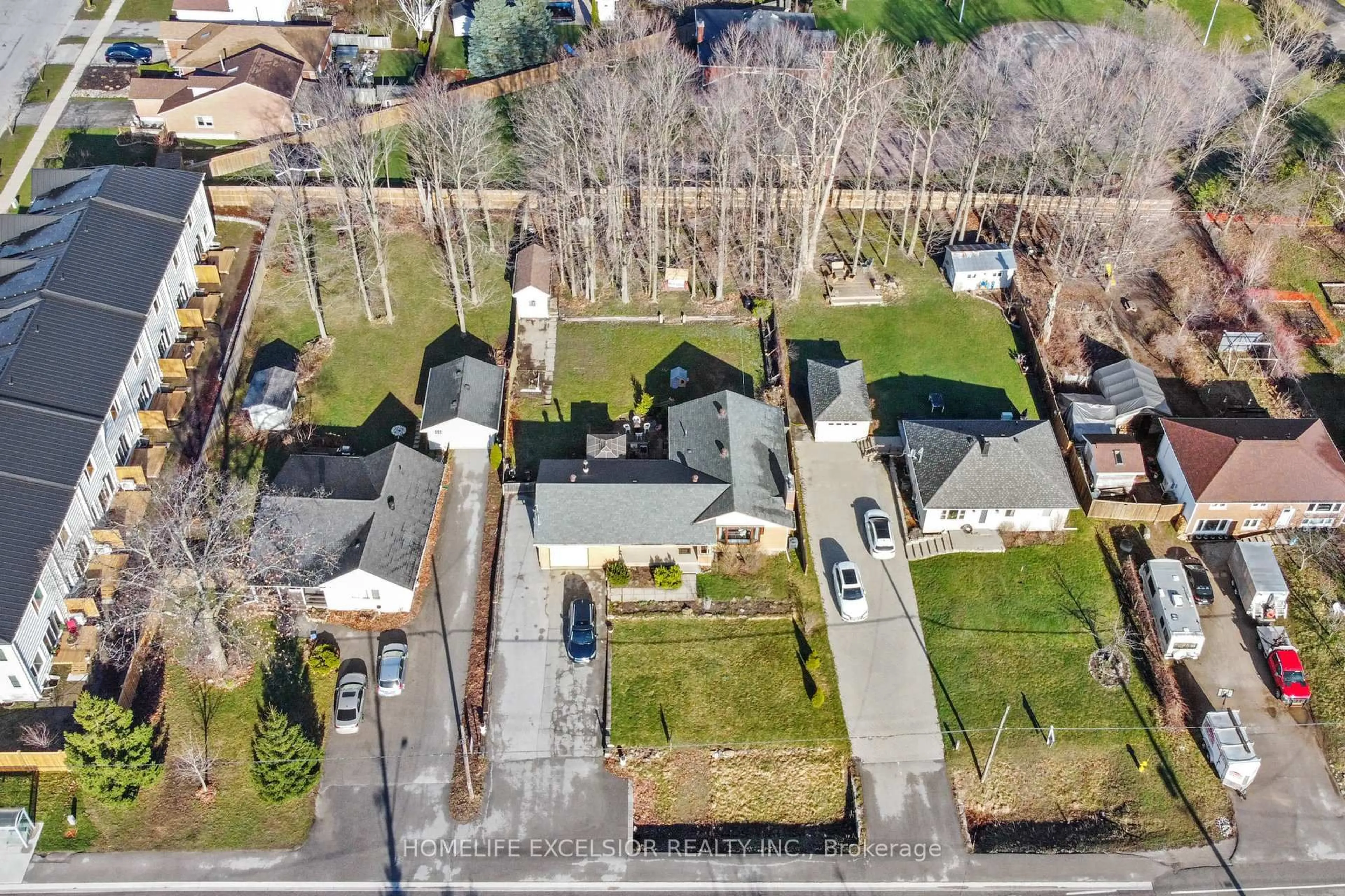 A pic from outside/outdoor area/front of a property/back of a property/a pic from drone, street for 823 Essa Rd, Barrie Ontario L4N 9G5