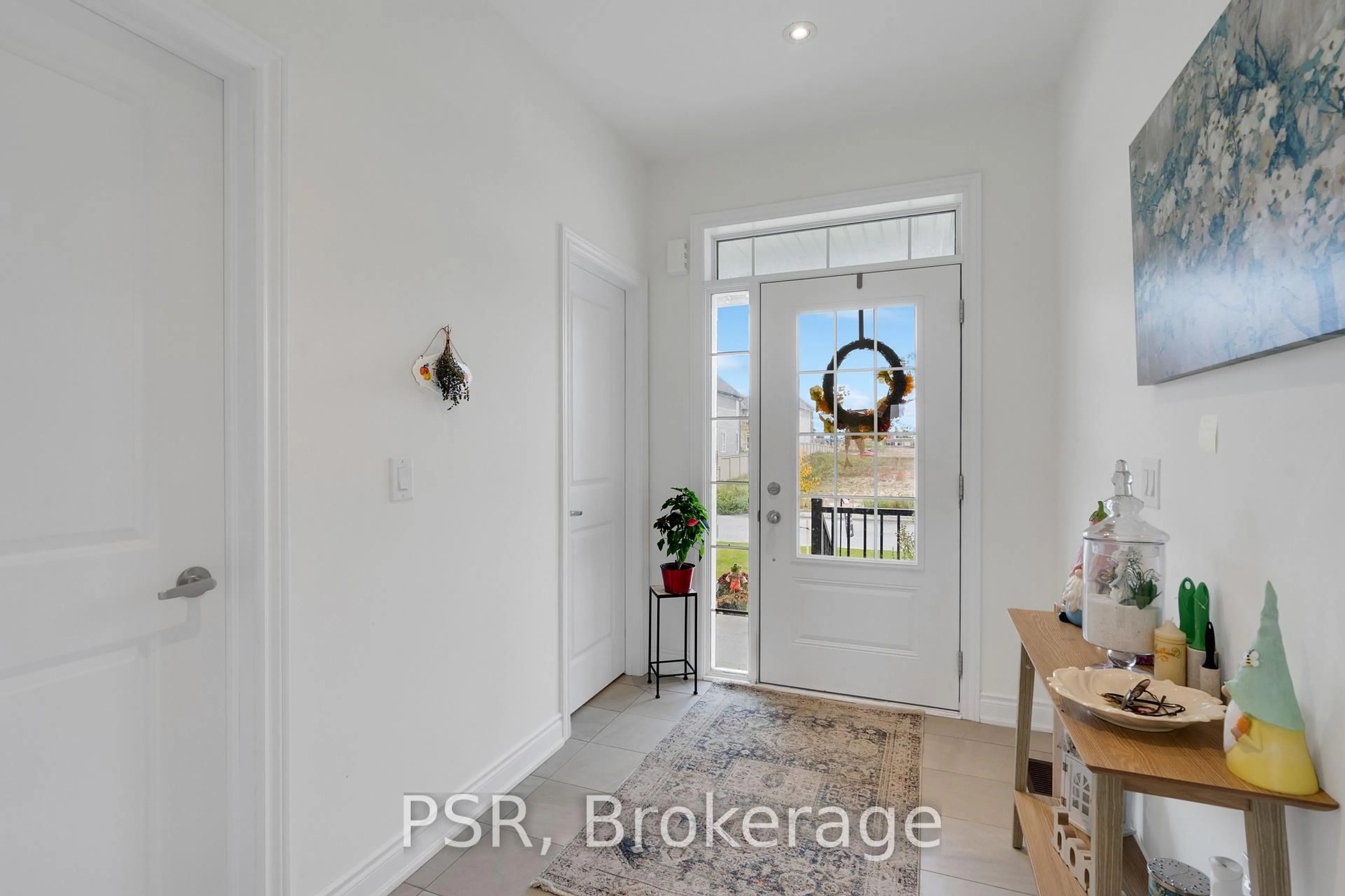 Indoor entryway for 11 Stately Dr, Wasaga Beach Ontario L9Z 0L9