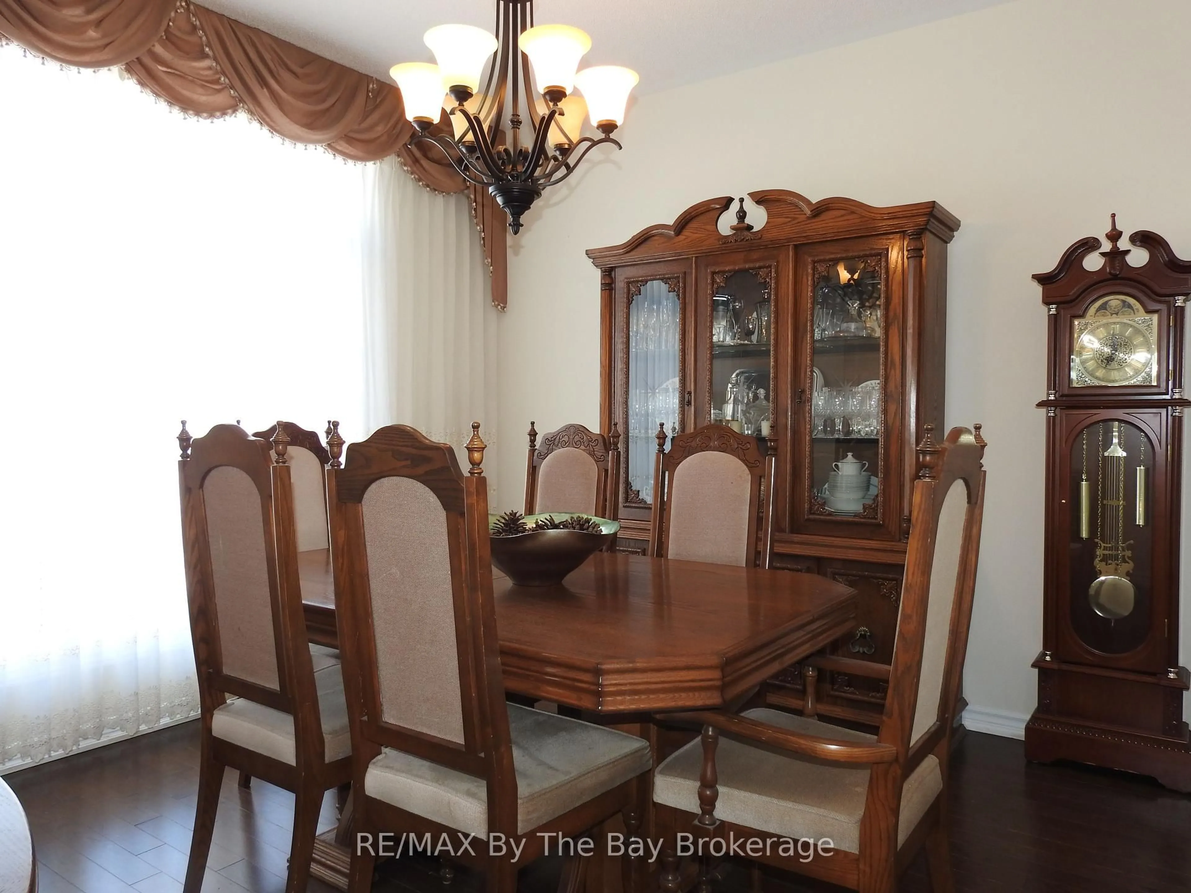 Dining room, wood/laminate floor for 48 Allegra Dr, Wasaga Beach Ontario L9Z 0H5