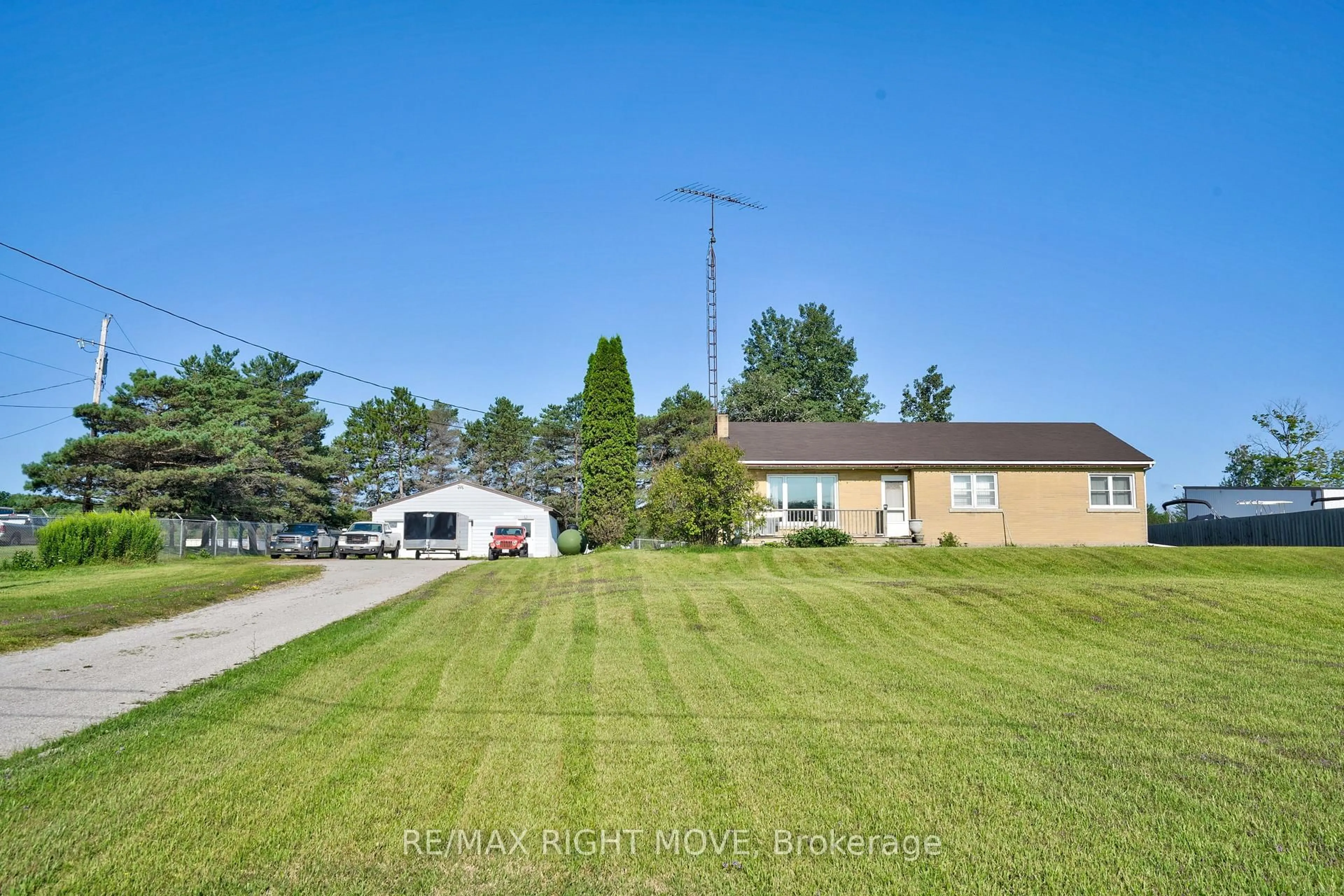 A pic from outside/outdoor area/front of a property/back of a property/a pic from drone, unknown for 4142 Stewarts Lane, Severn Ontario L3V 6K6