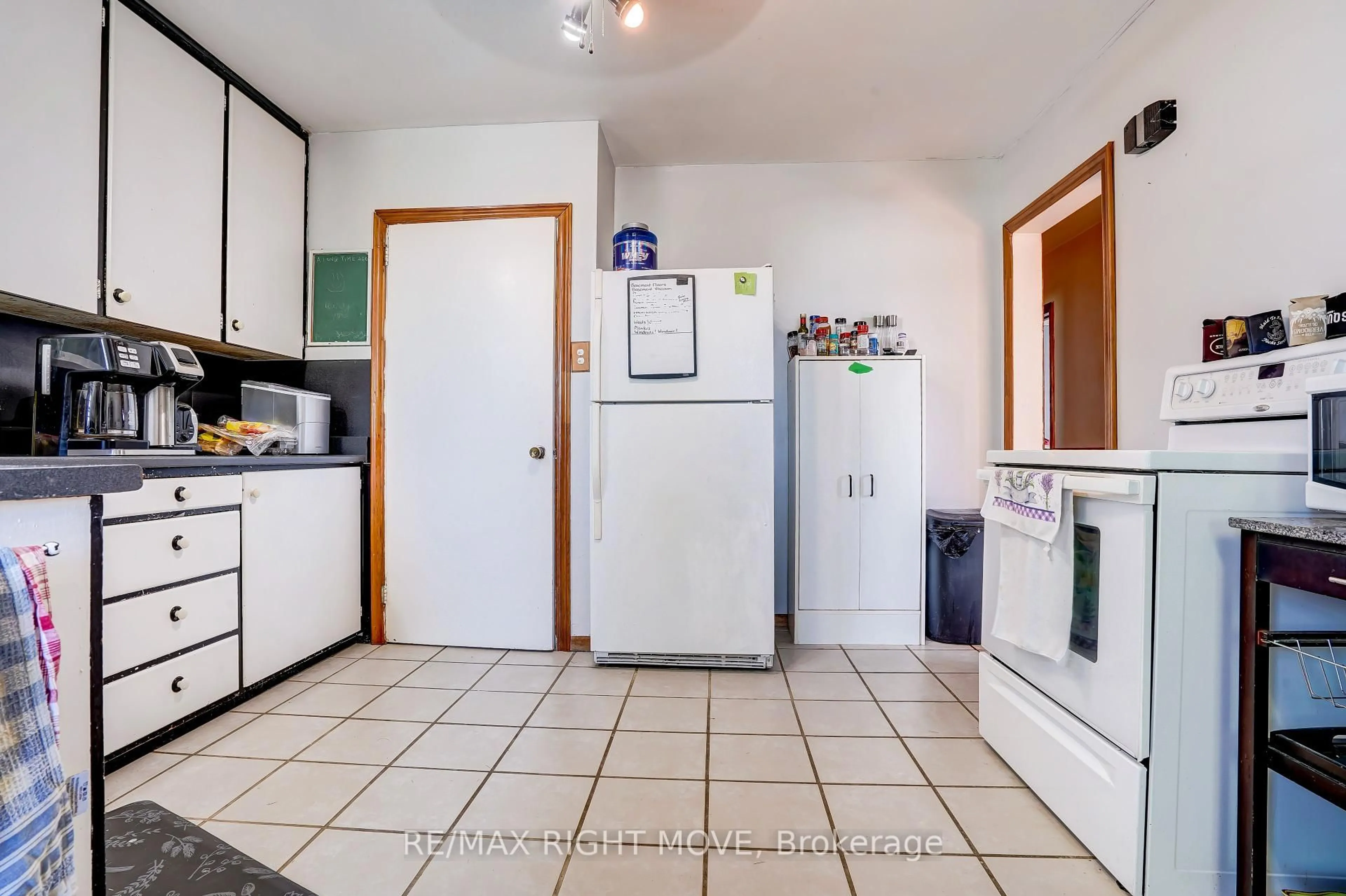 Standard kitchen, ceramic/tile floor for 4142 Stewarts Lane, Severn Ontario L3V 6K6