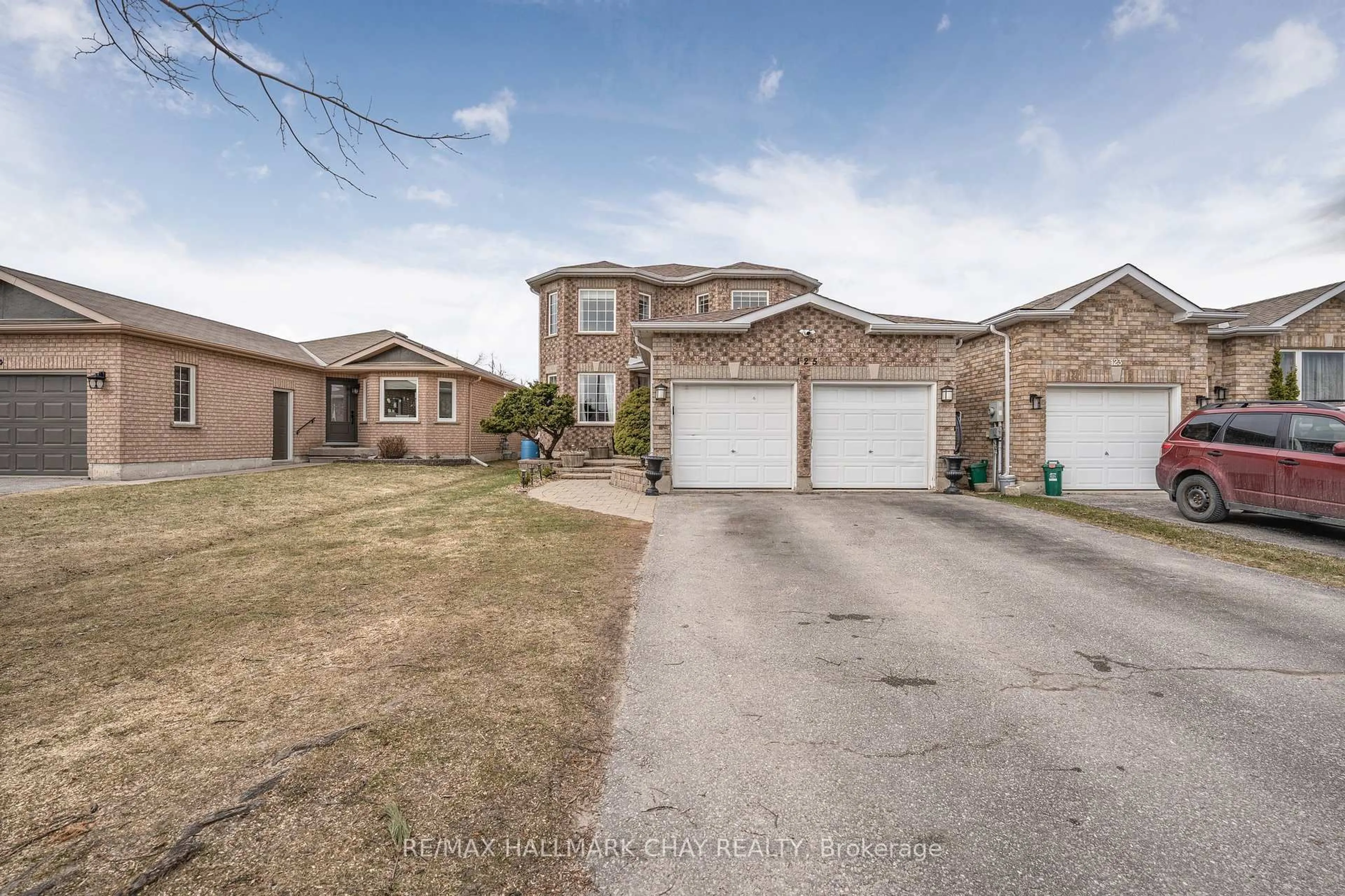 A pic from outside/outdoor area/front of a property/back of a property/a pic from drone, street for 125 Monique Cres, Barrie Ontario L4M 6Y5