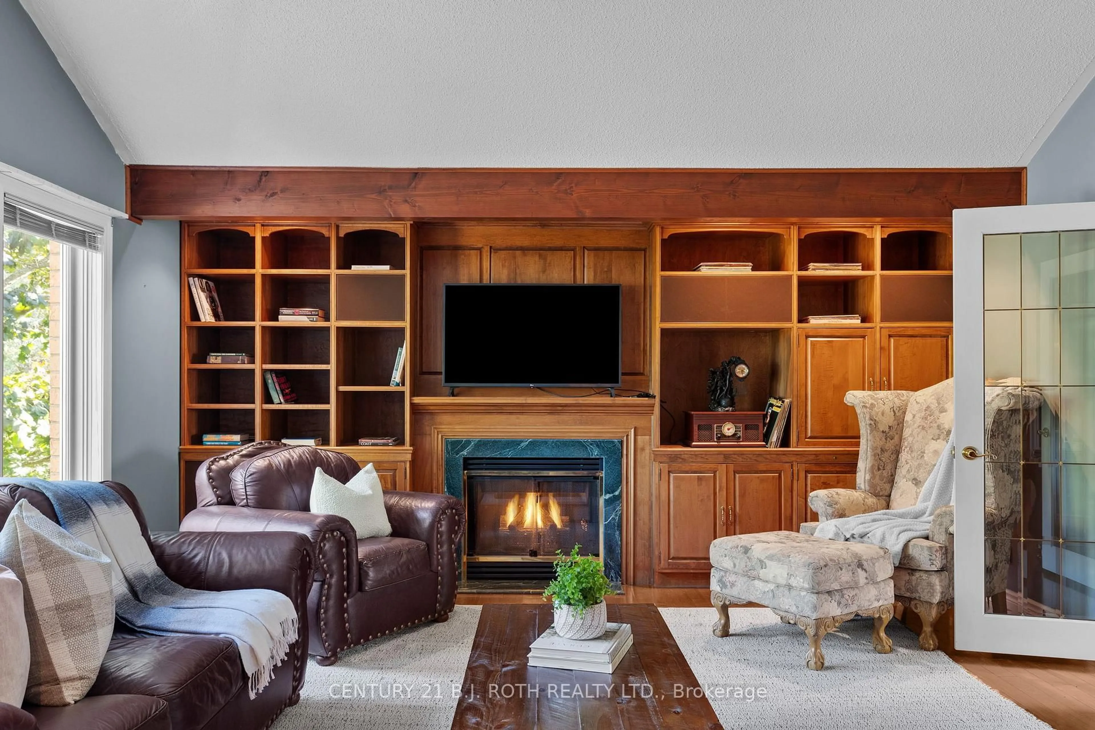 Living room with furniture, unknown for 65 BARRE Dr, Barrie Ontario L4N 7P1