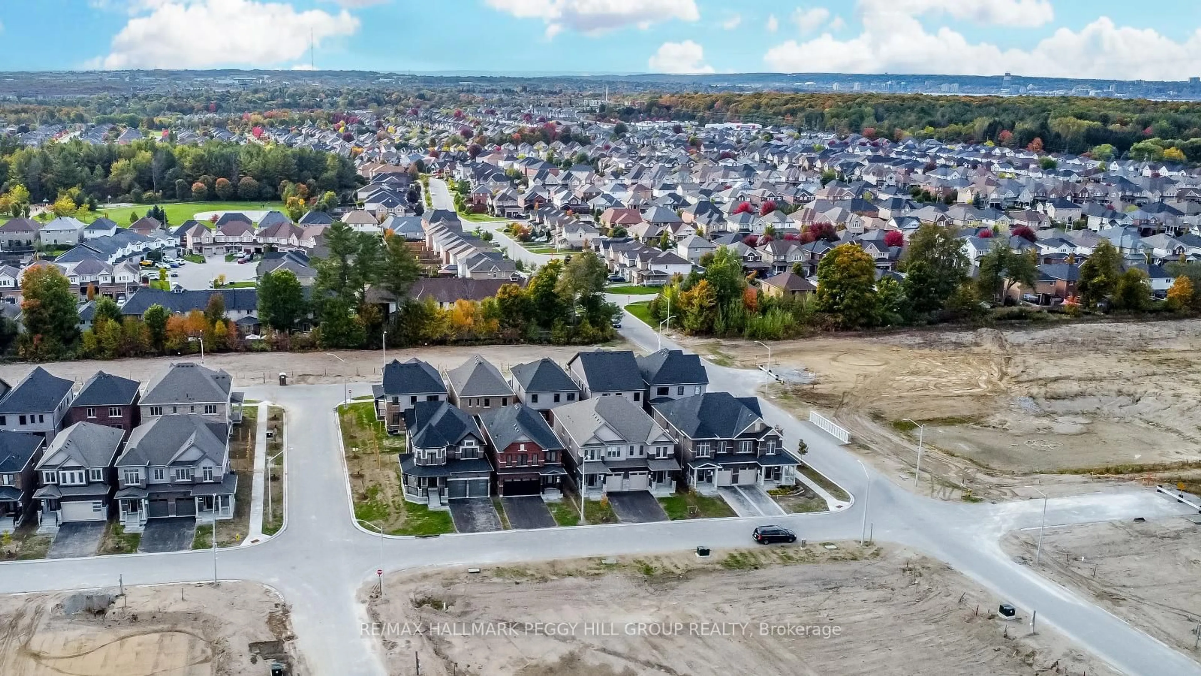A pic from outside/outdoor area/front of a property/back of a property/a pic from drone, street for 25 Amsterdam Dr, Barrie Ontario L9J 0Z4