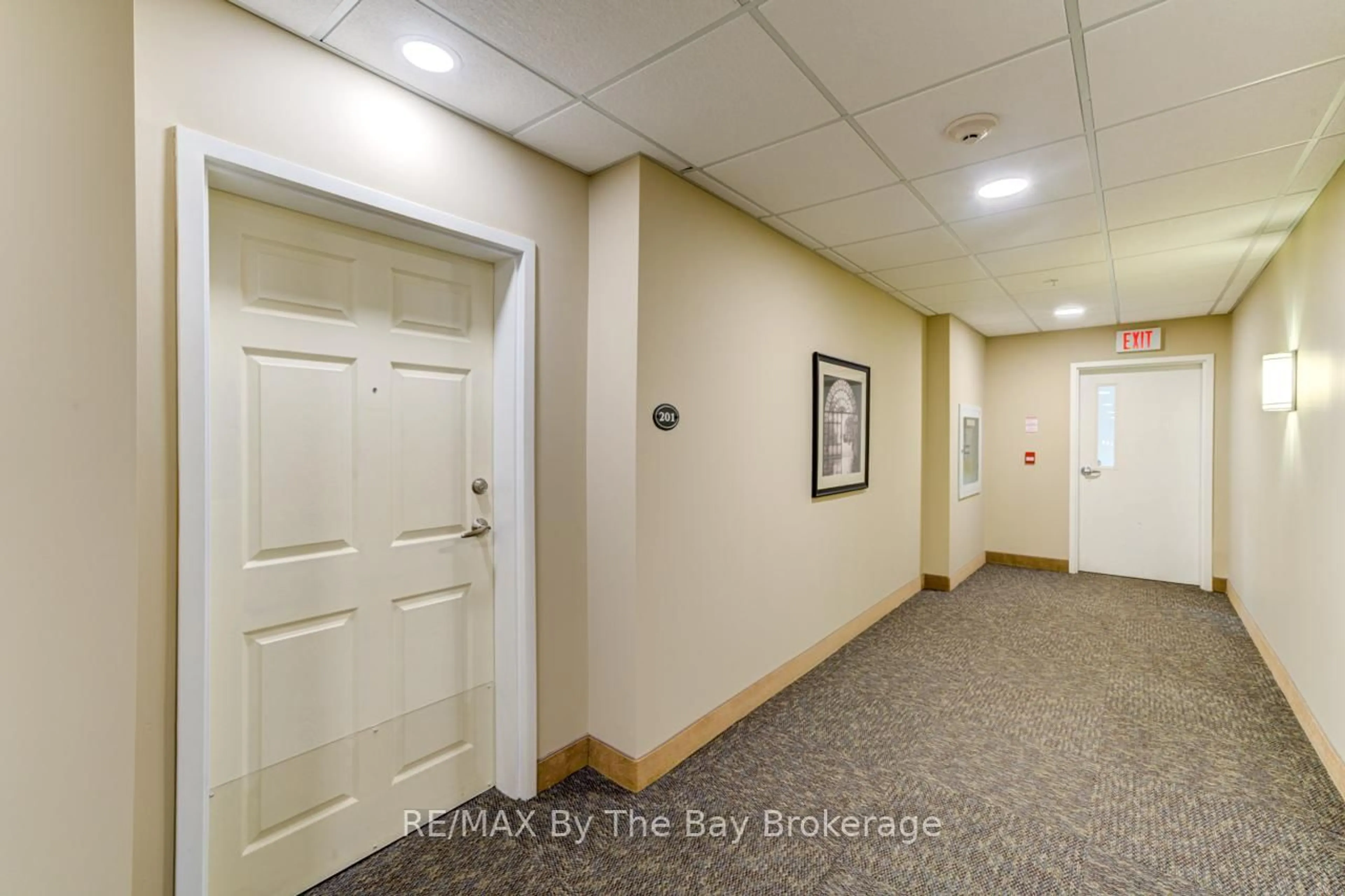 Indoor foyer for 91 Raglan Ave #201, Collingwood Ontario L9Y 4V3