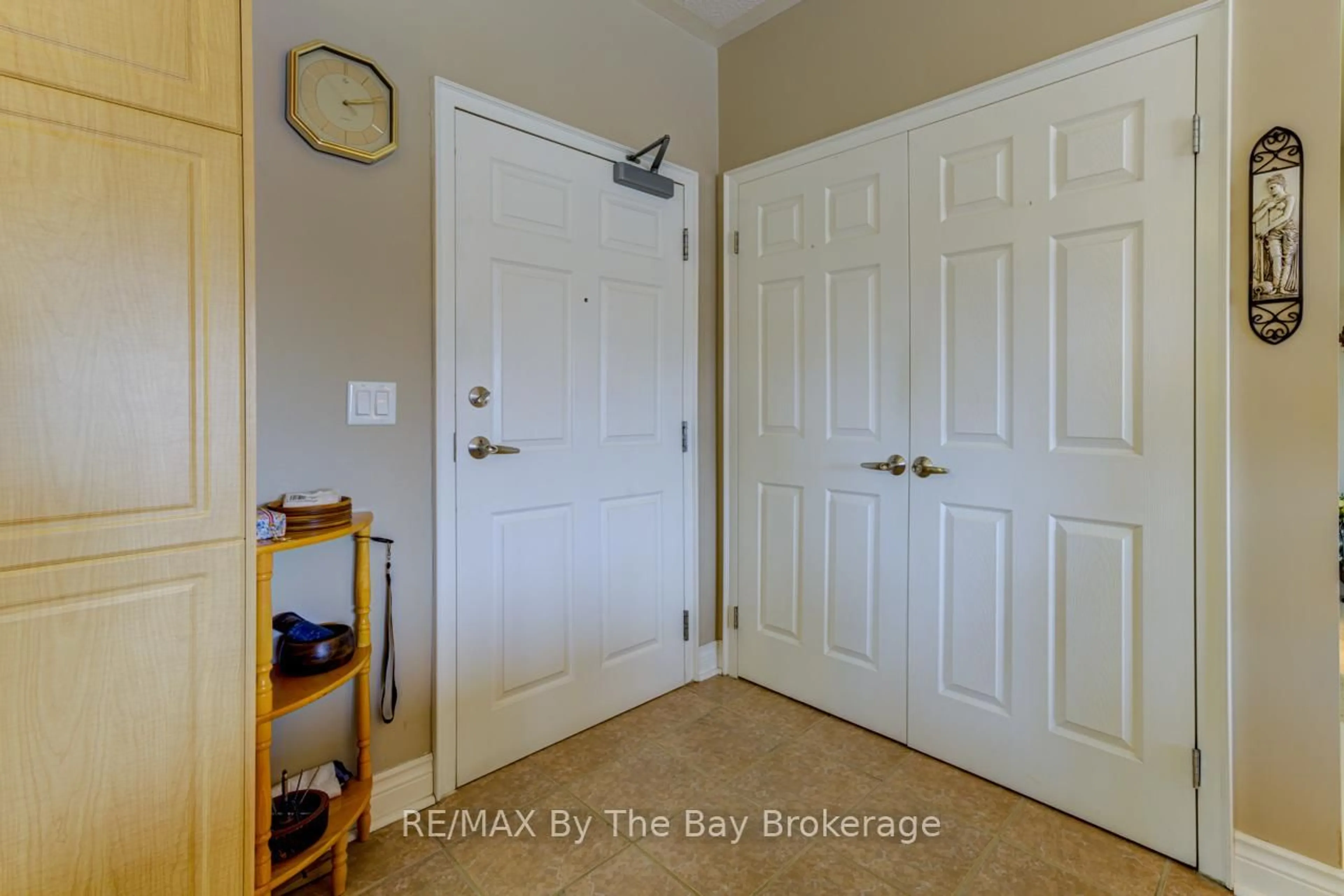 Indoor entryway for 91 Raglan Ave #201, Collingwood Ontario L9Y 4V3