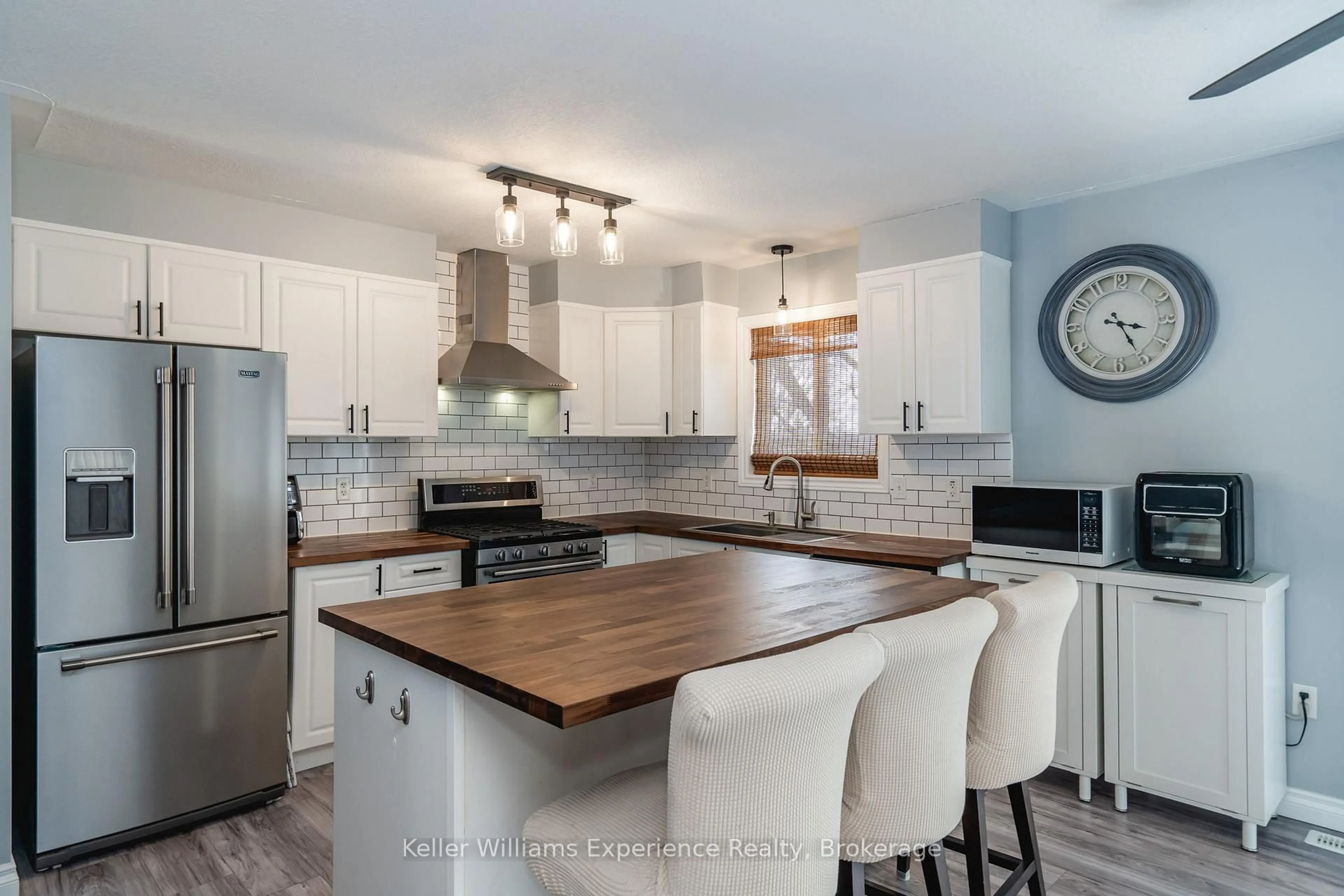 Open concept kitchen, unknown for 10 Clarence Ave, Penetanguishene Ontario L9M 1A9