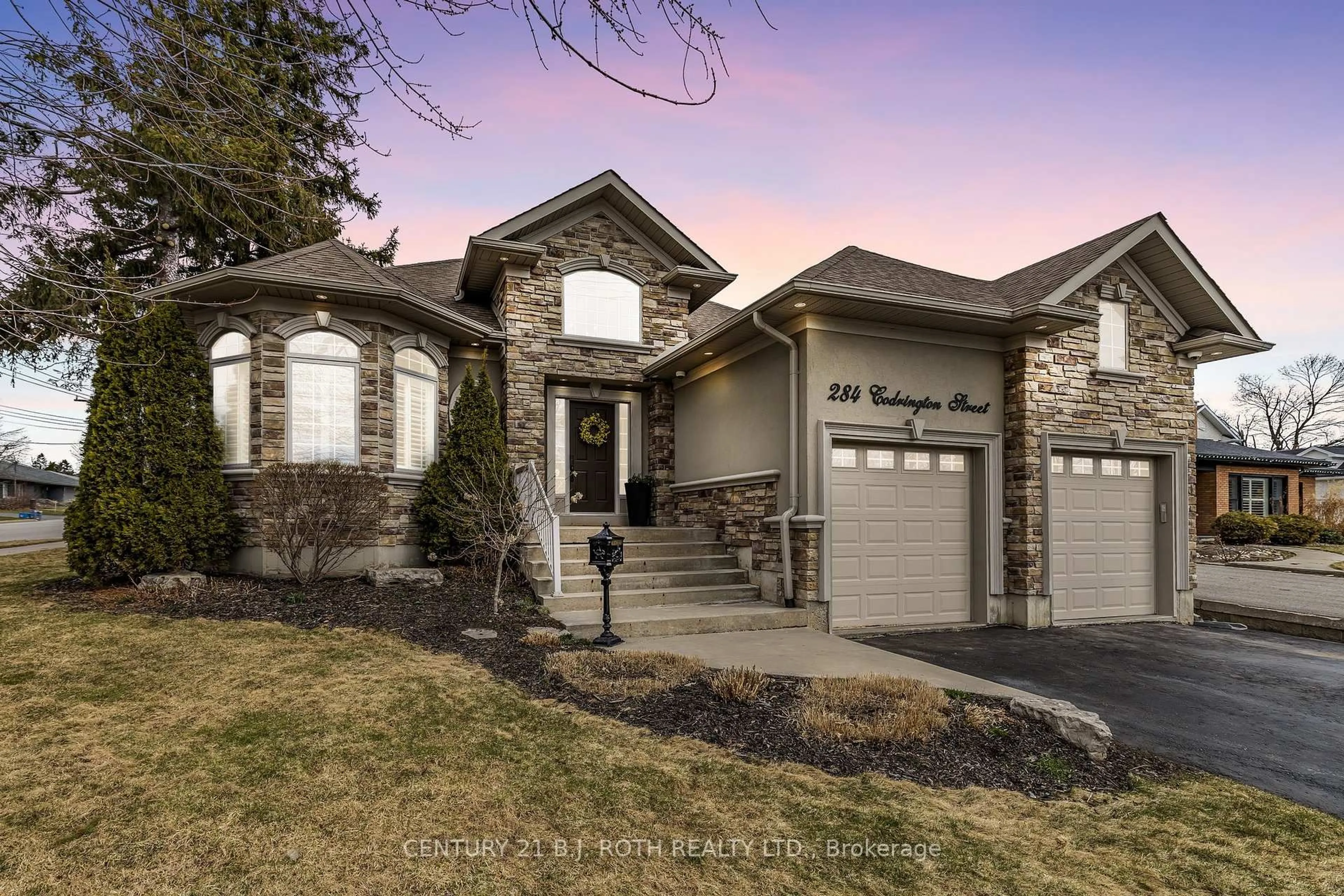 Home with brick exterior material, street for 284 Codrington St, Barrie Ontario L4M 1S3