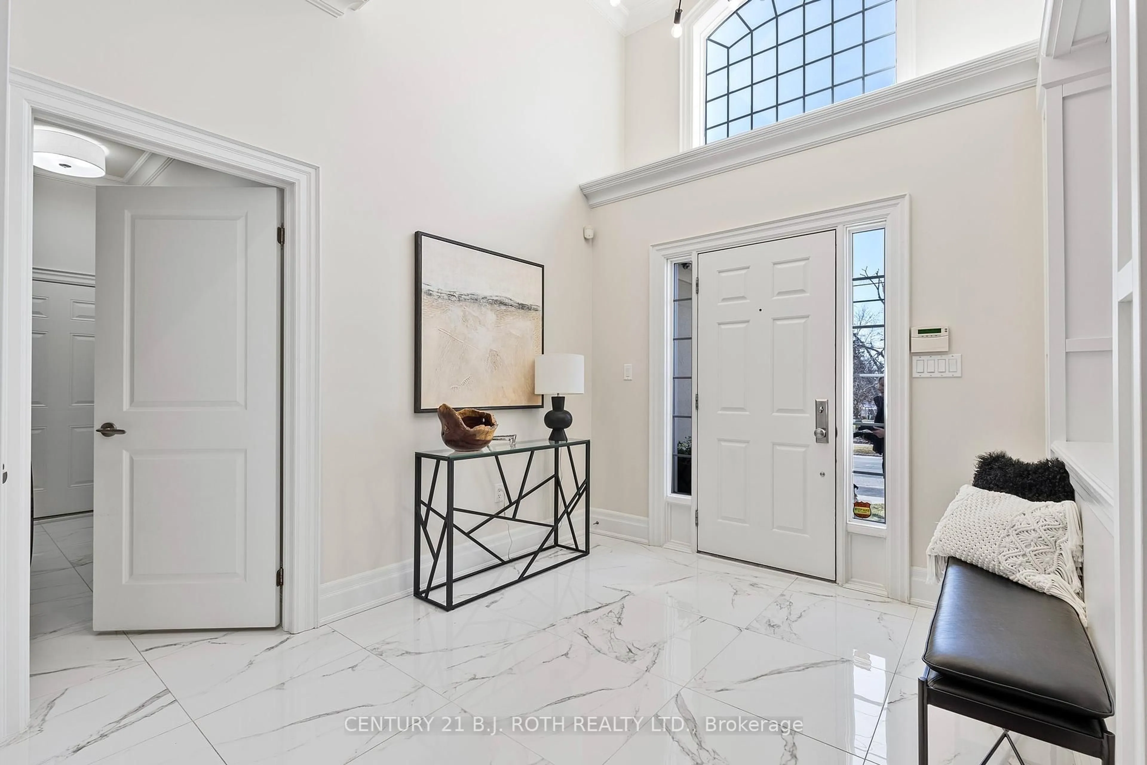 Indoor entryway for 284 Codrington St, Barrie Ontario L4M 1S3