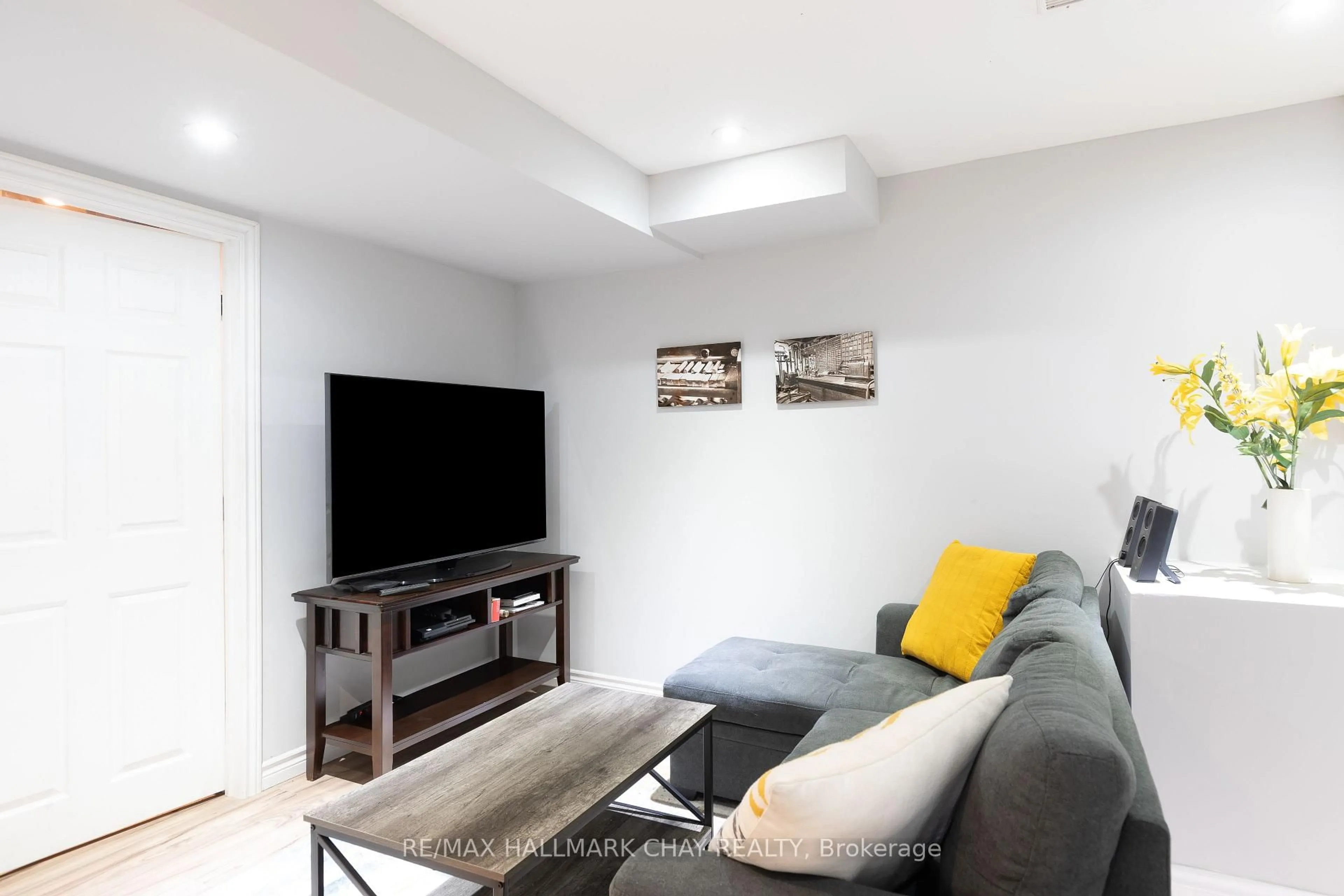 Living room with furniture, unknown for 175 Stanley St #36, Barrie Ontario L4M 0G2