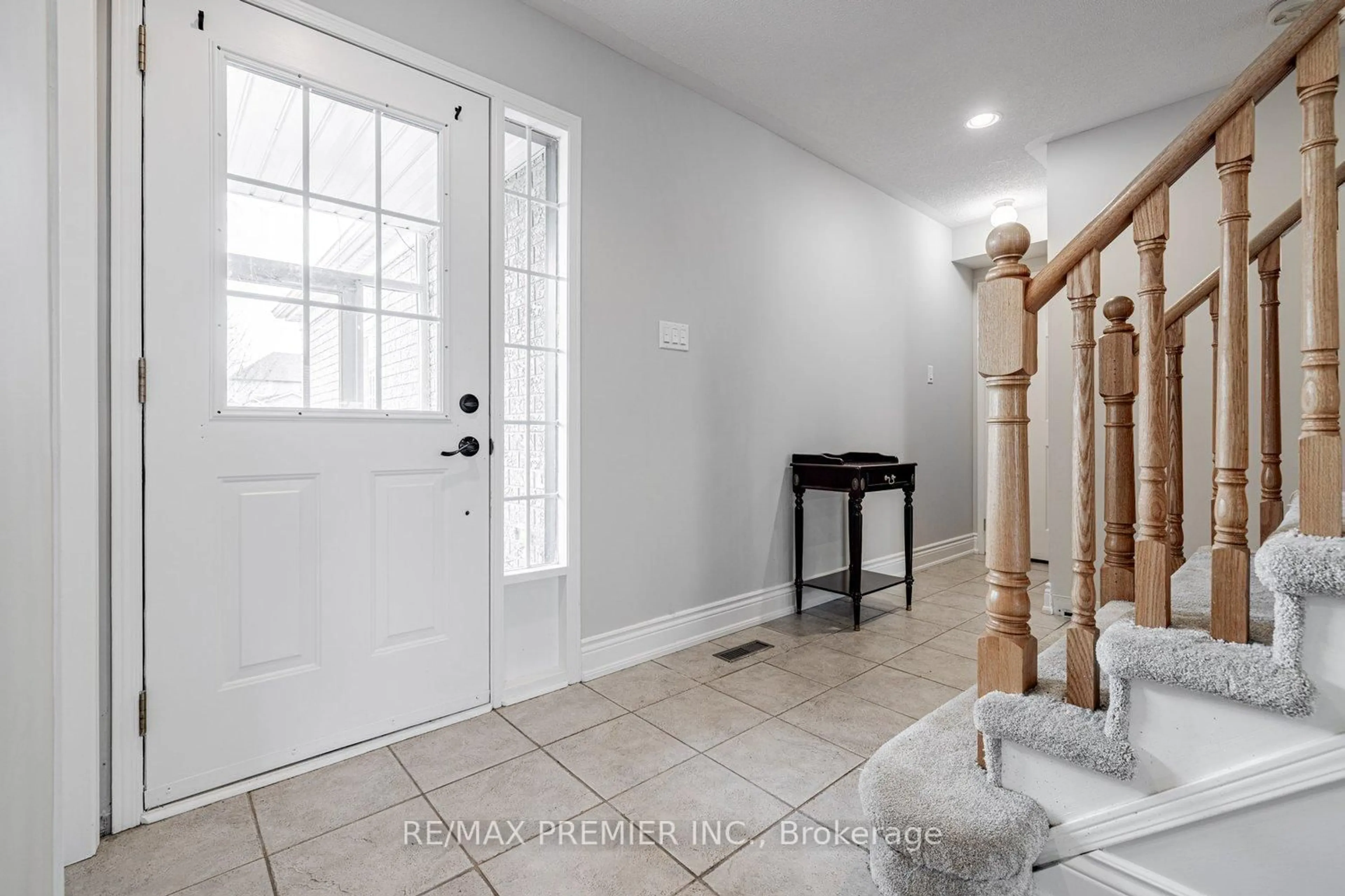 Indoor entryway for 118 Tunbridge Rd, Barrie Ontario L4M 6T1
