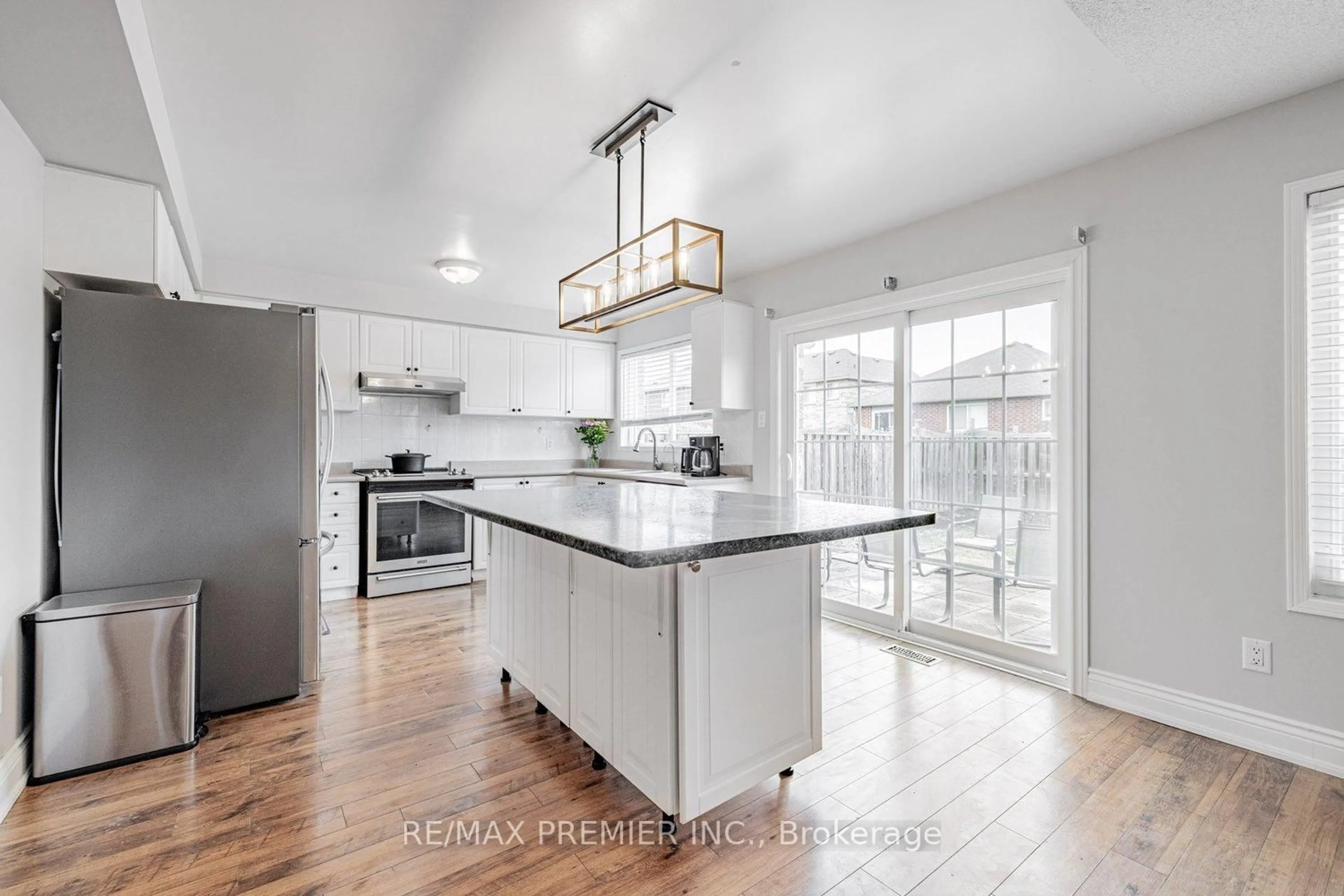 Open concept kitchen, unknown for 118 Tunbridge Rd, Barrie Ontario L4M 6T1