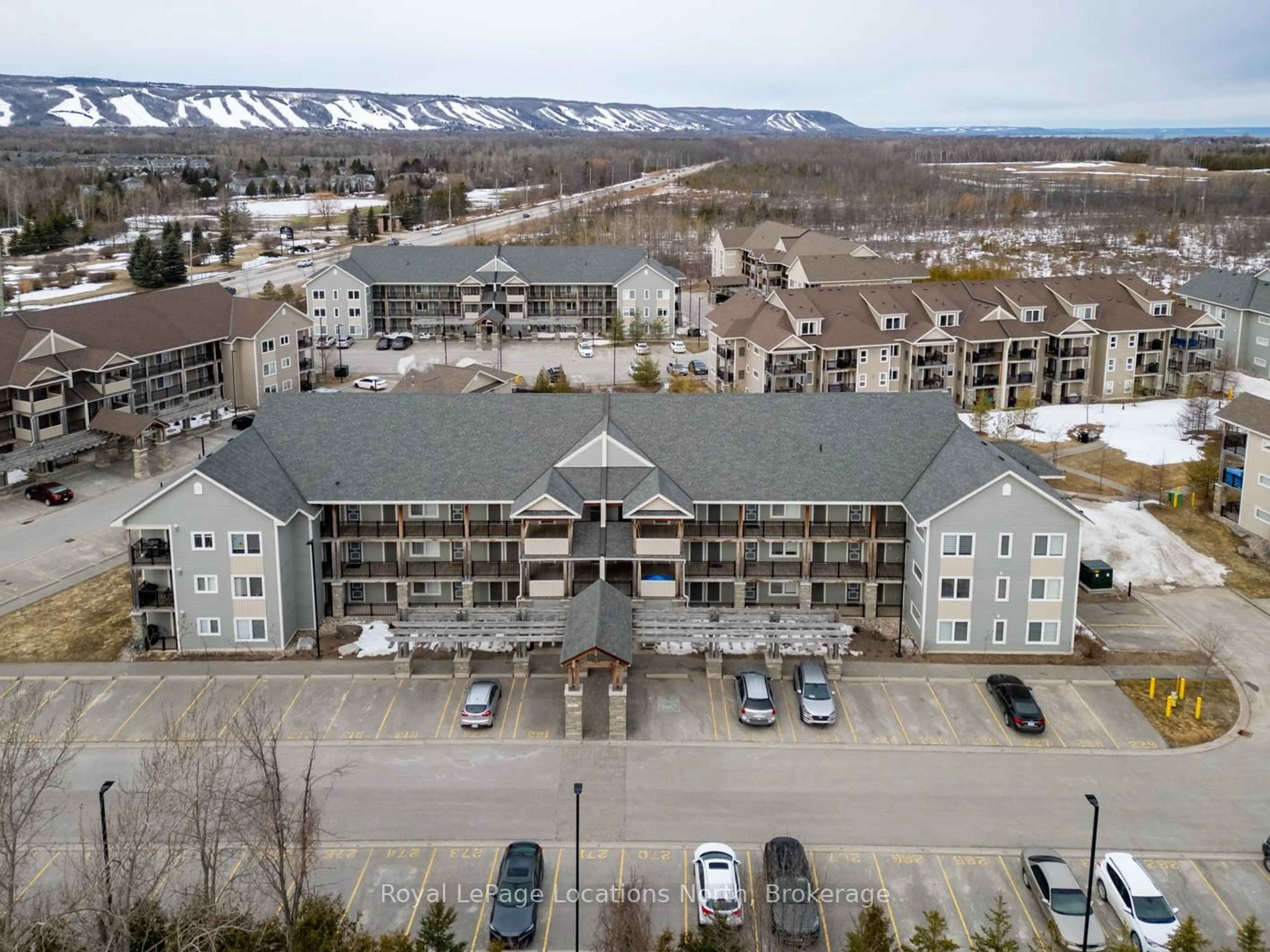 A pic from outside/outdoor area/front of a property/back of a property/a pic from drone, mountain view for 2 Cove Crt #105, Collingwood Ontario L9Y 0Y6