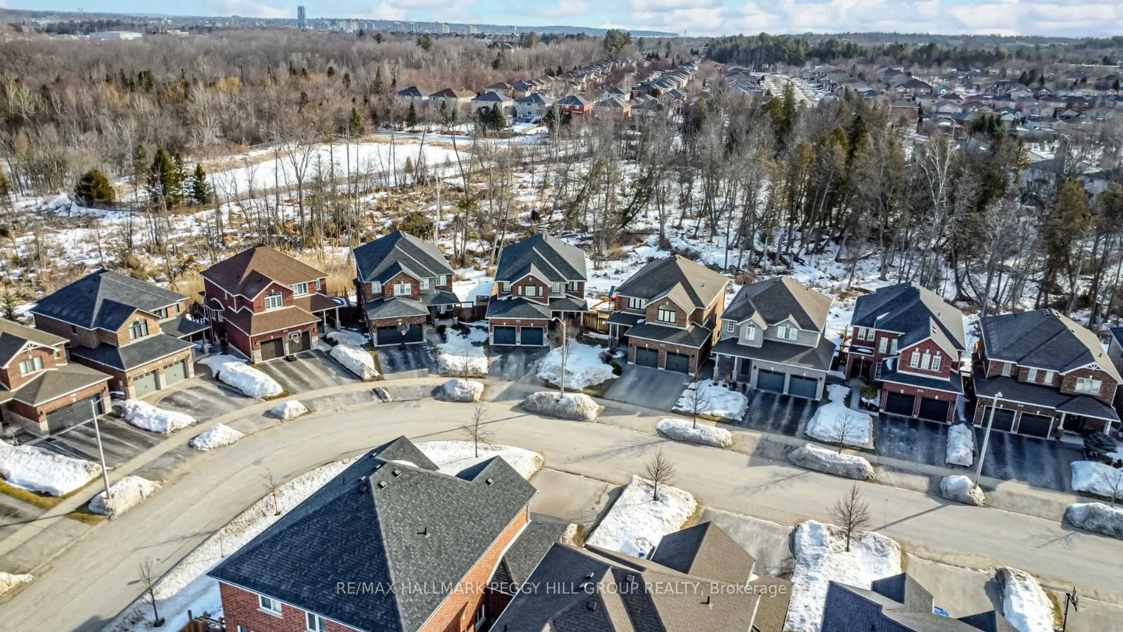 A pic from outside/outdoor area/front of a property/back of a property/a pic from drone, unknown for 35 Marta Cres, Barrie Ontario L4N 3N6