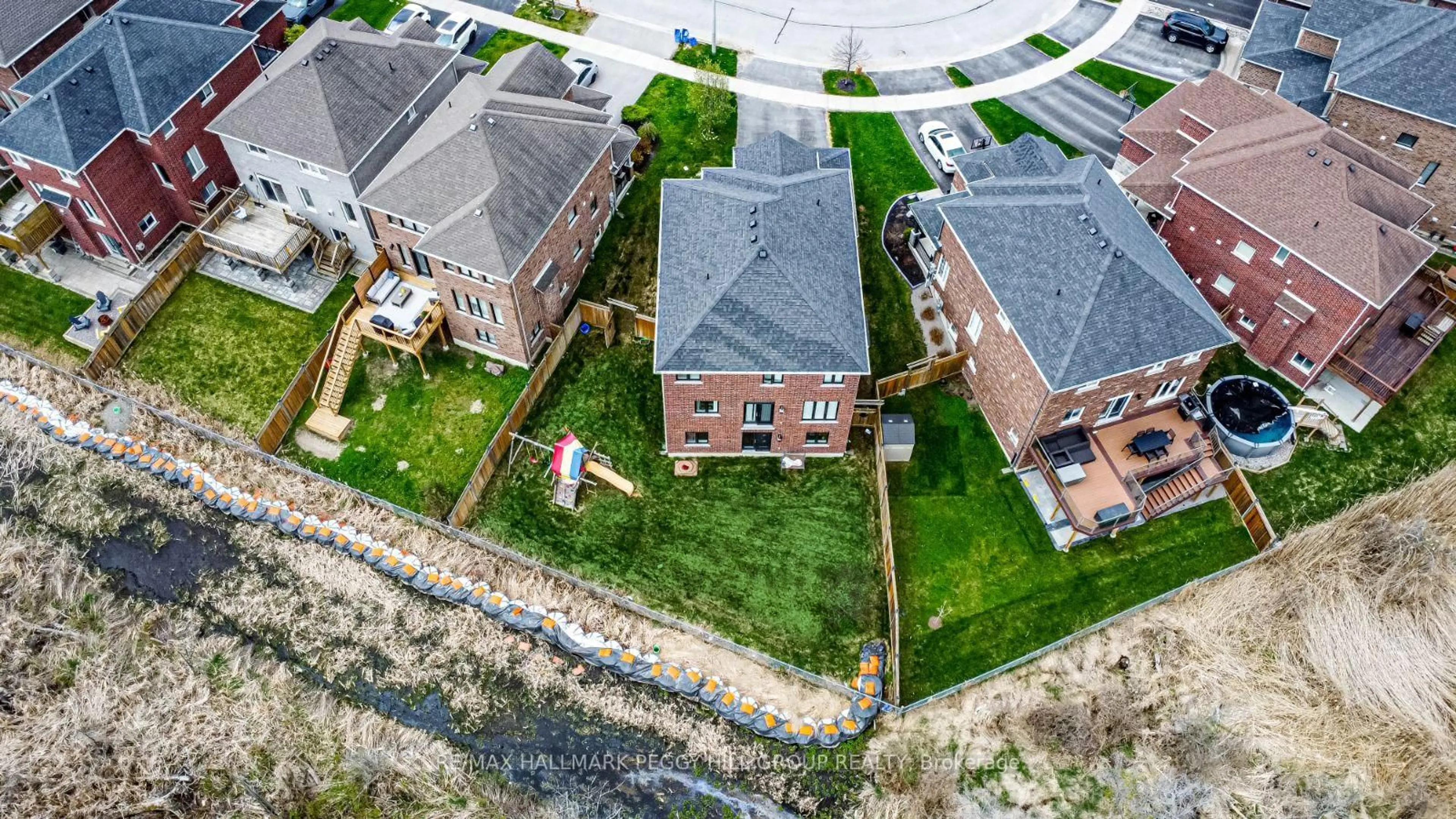 A pic from outside/outdoor area/front of a property/back of a property/a pic from drone, street for 35 Marta Cres, Barrie Ontario L4N 3N6