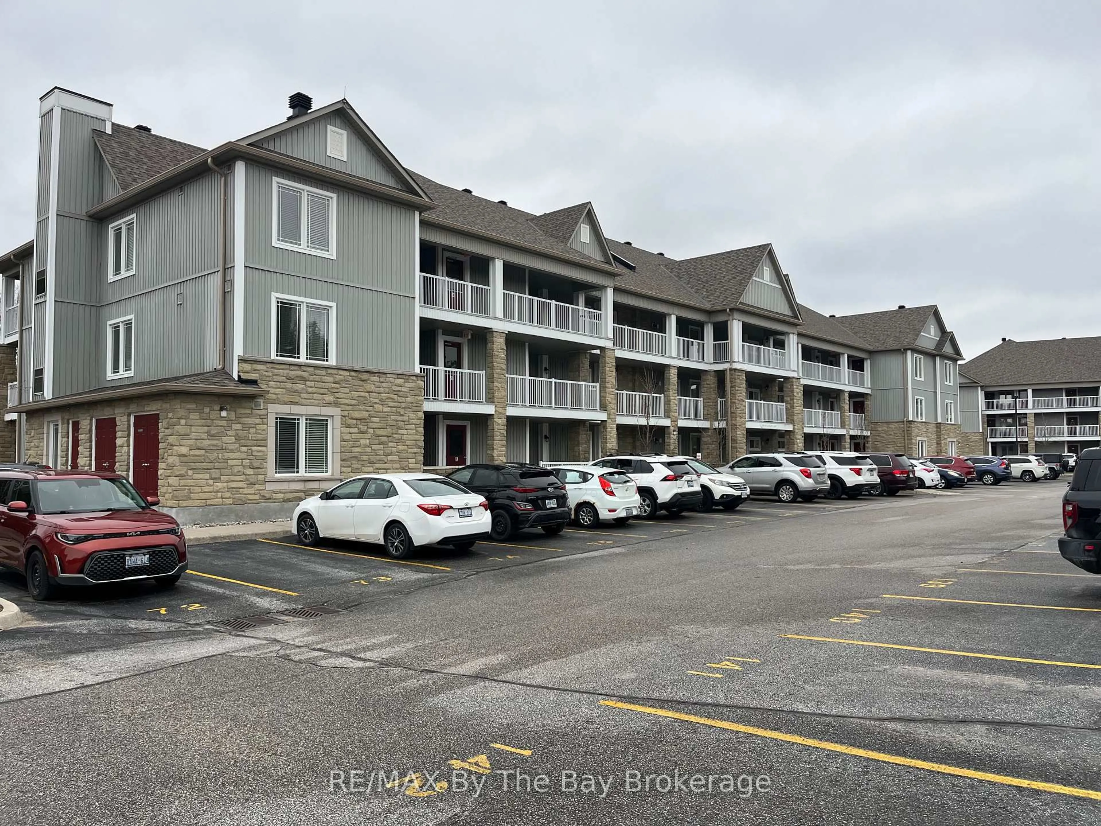 A pic from outside/outdoor area/front of a property/back of a property/a pic from drone, unknown for 50 Mulligan Lane #312, Wasaga Beach Ontario L9Z 0C5