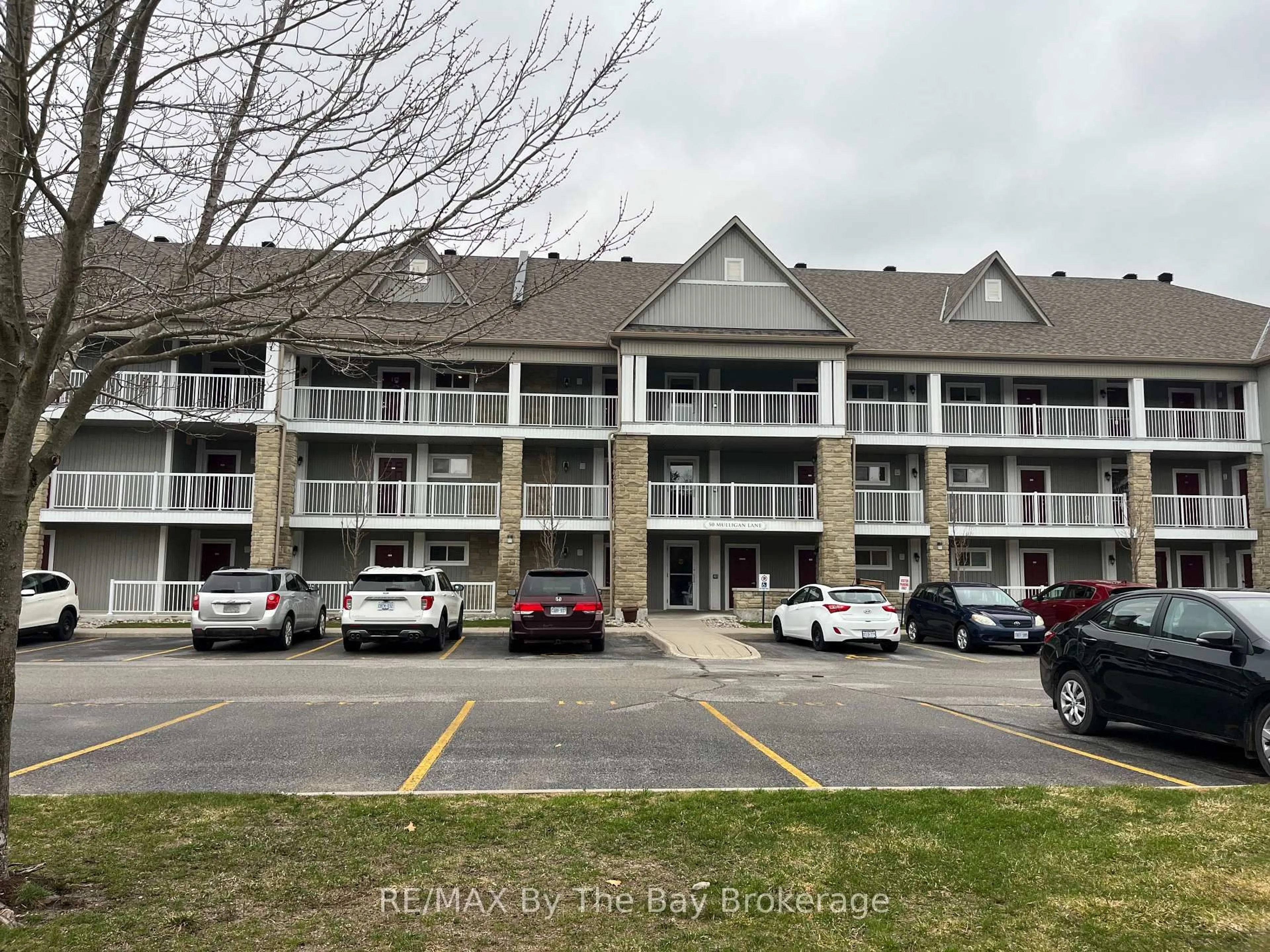 A pic from outside/outdoor area/front of a property/back of a property/a pic from drone, unknown for 50 Mulligan Lane #312, Wasaga Beach Ontario L9Z 0C5