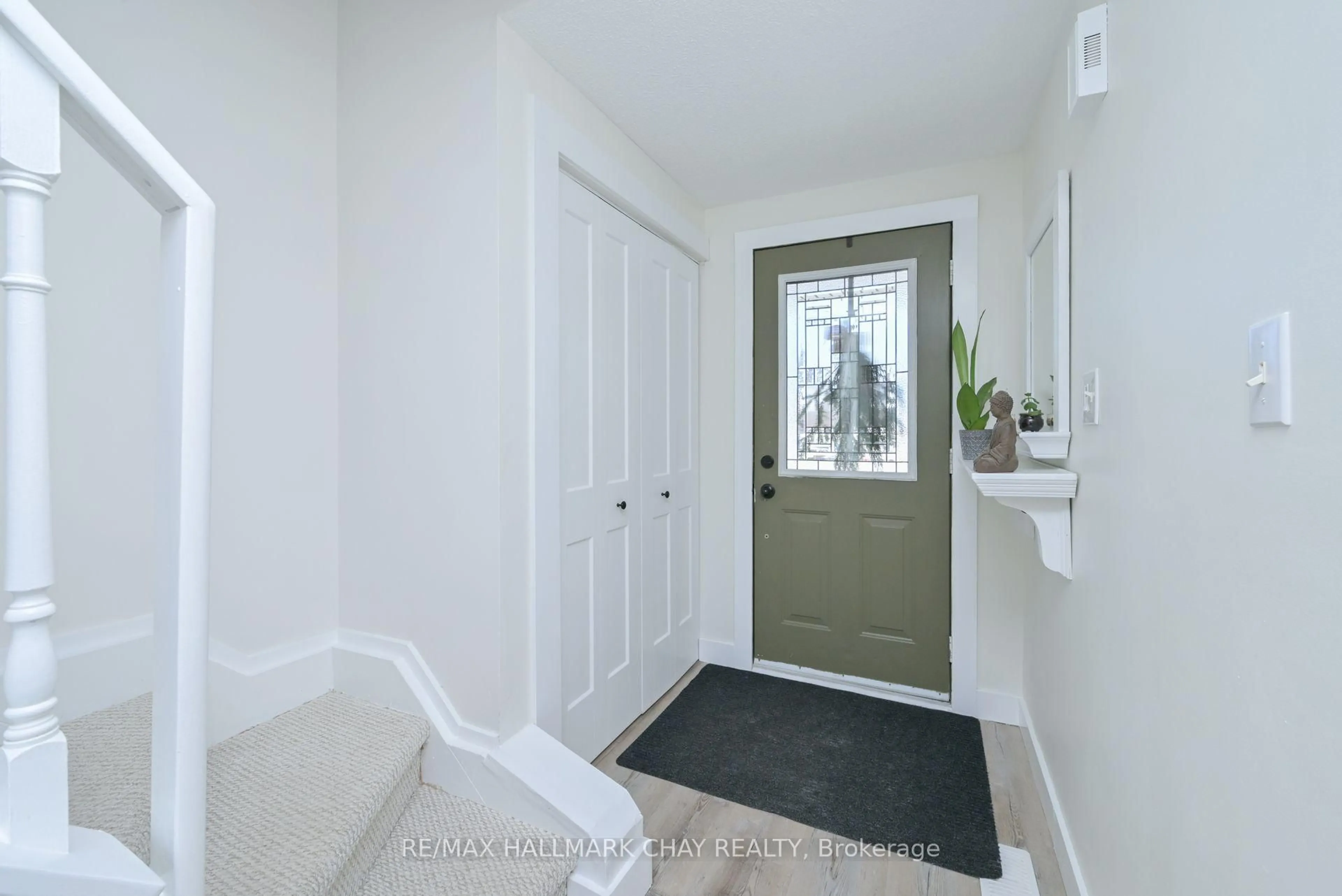 Indoor entryway for 2 Caribou Crt, Barrie Ontario L4N 8N3