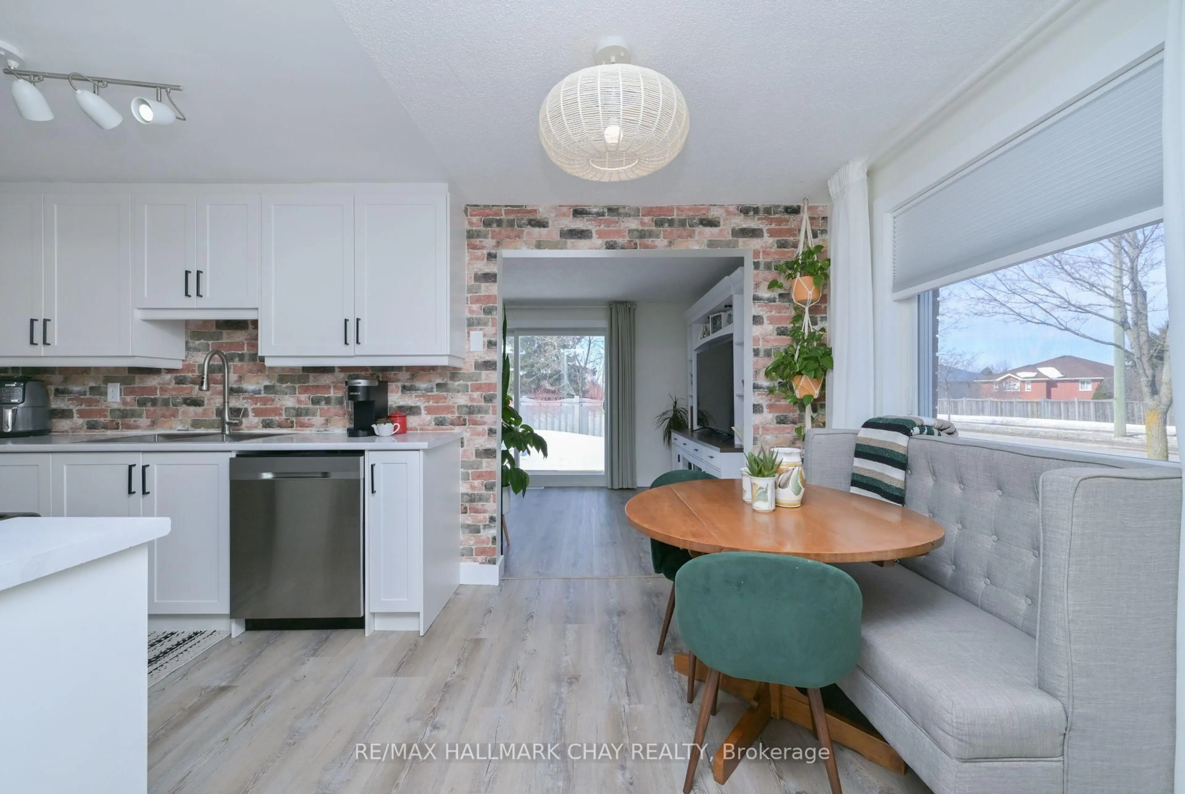 Open concept kitchen, unknown for 2 Caribou Crt, Barrie Ontario L4N 8N3
