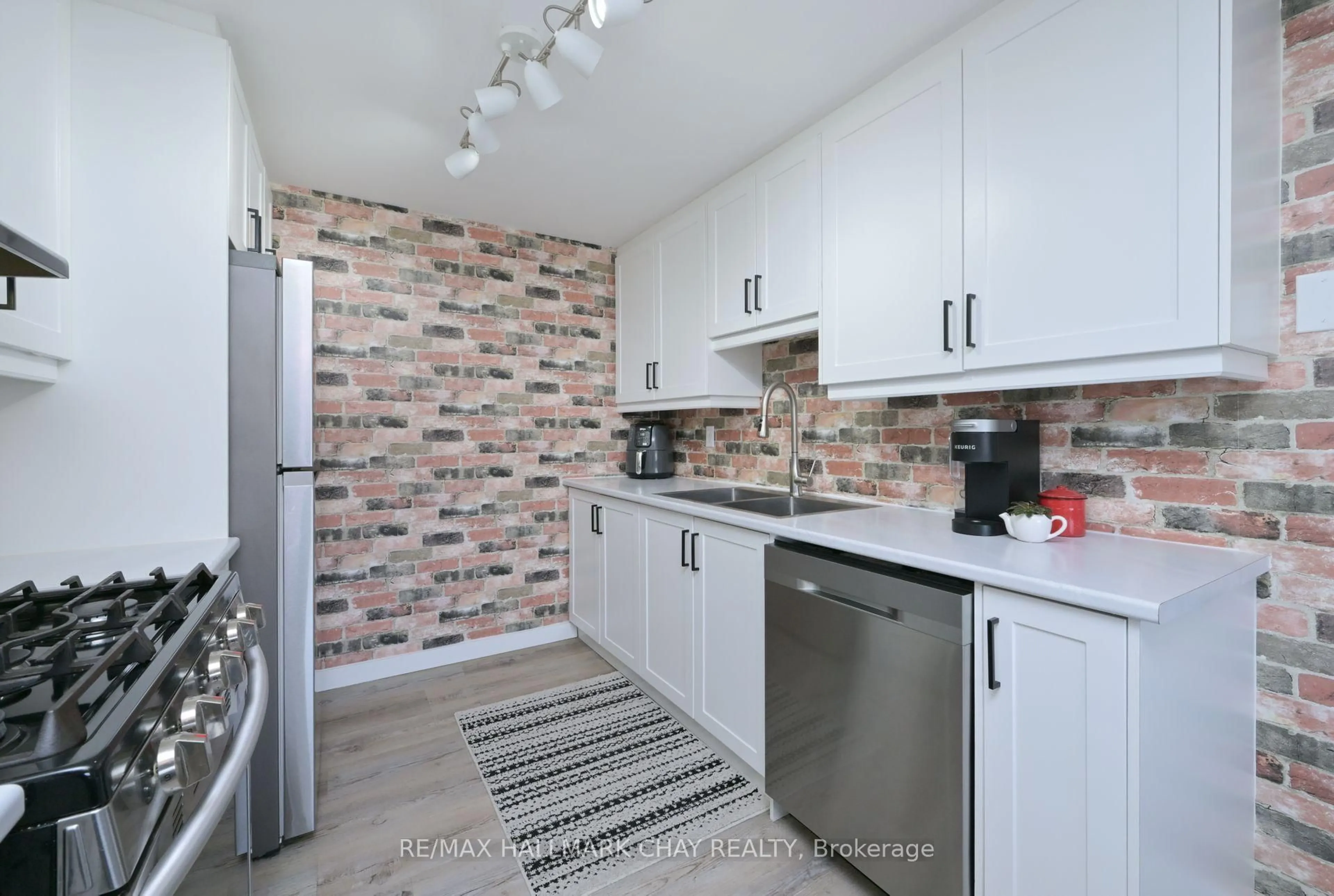 Standard kitchen, ceramic/tile floor for 2 Caribou Crt, Barrie Ontario L4N 8N3