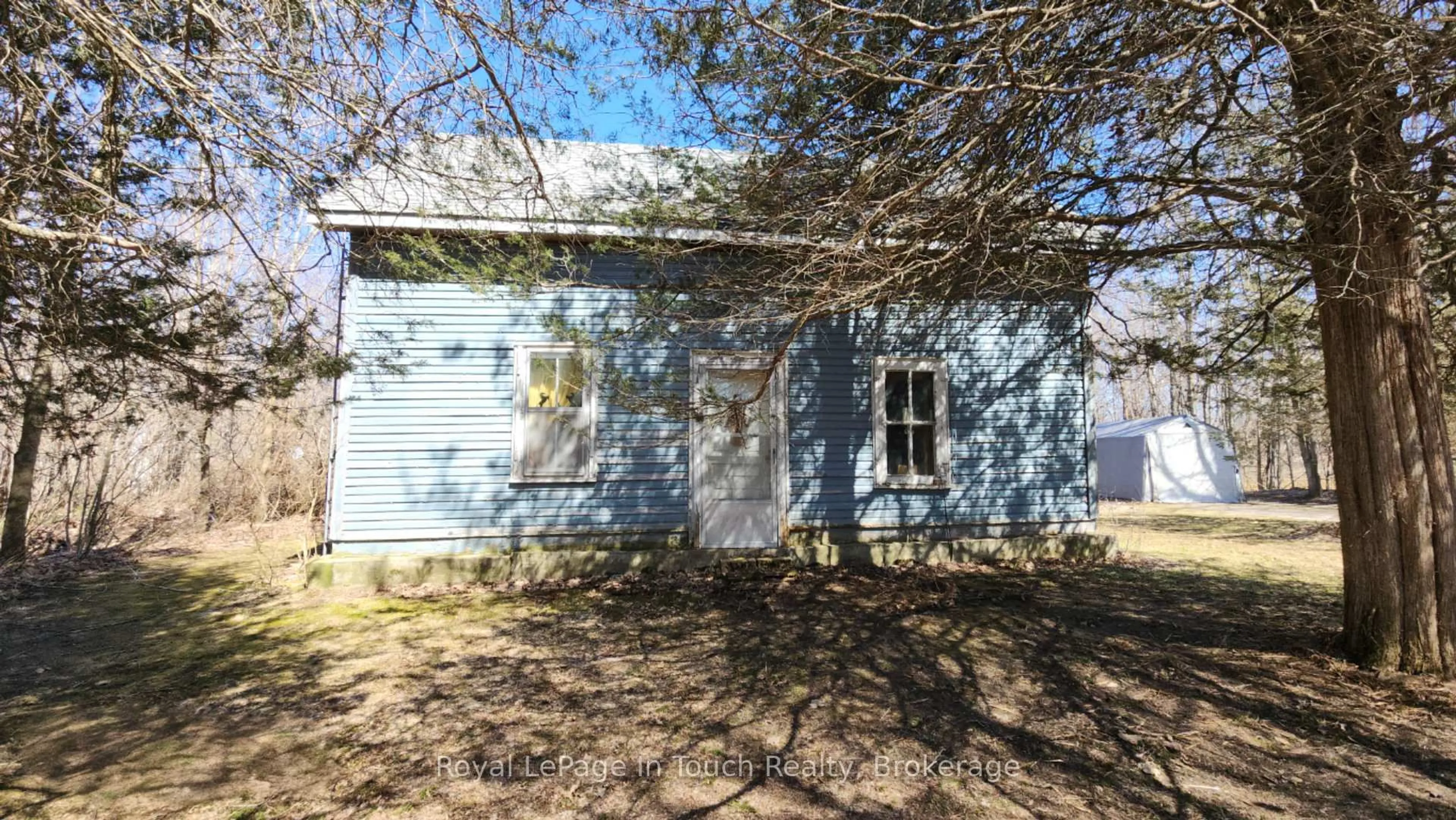 A pic from outside/outdoor area/front of a property/back of a property/a pic from drone, building for 1655 Newton St, Tay Ontario L0K 2A0