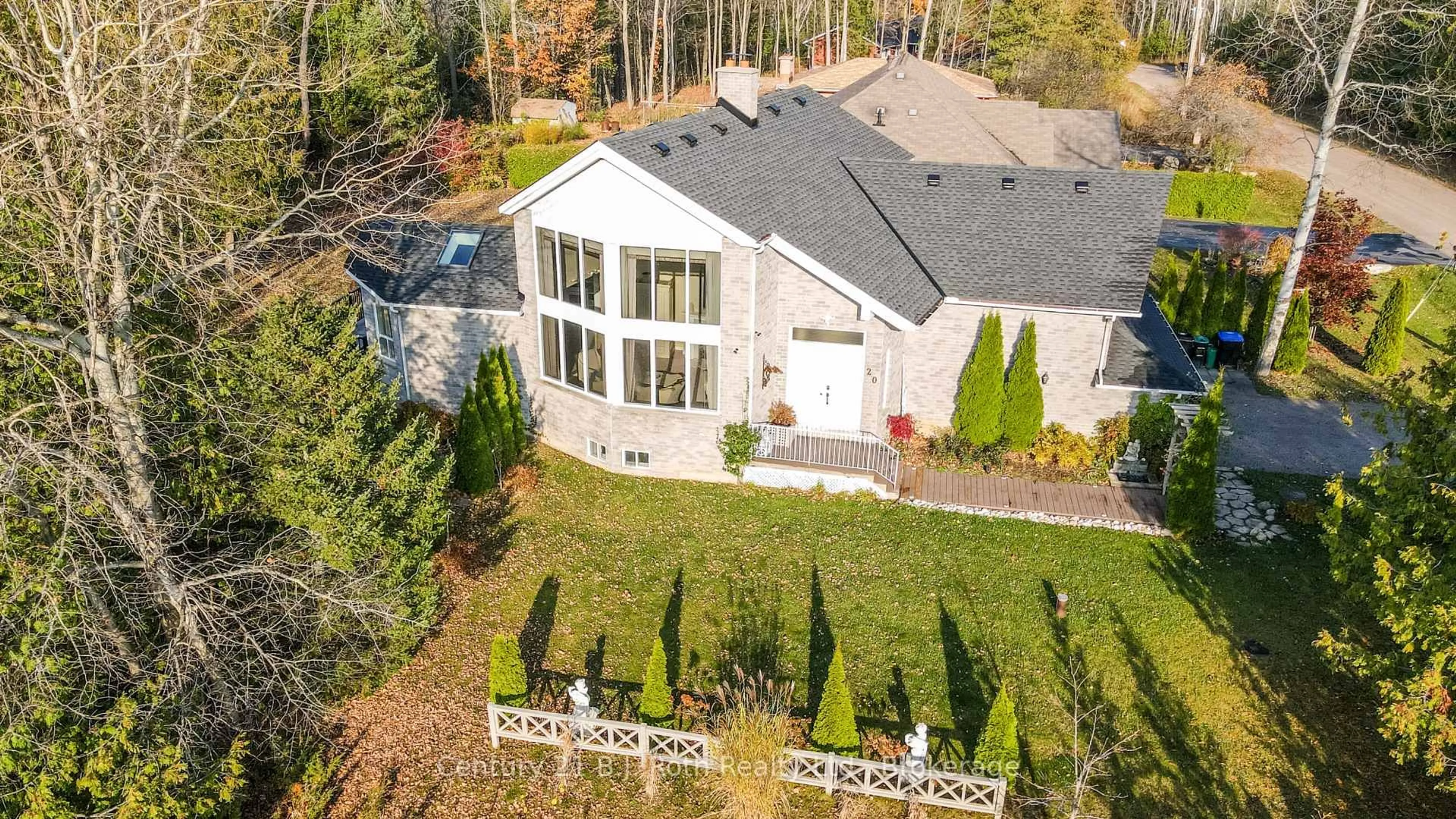 A pic from outside/outdoor area/front of a property/back of a property/a pic from drone, unknown for 20 Grant Ave, Tiny Ontario L0L 1P1