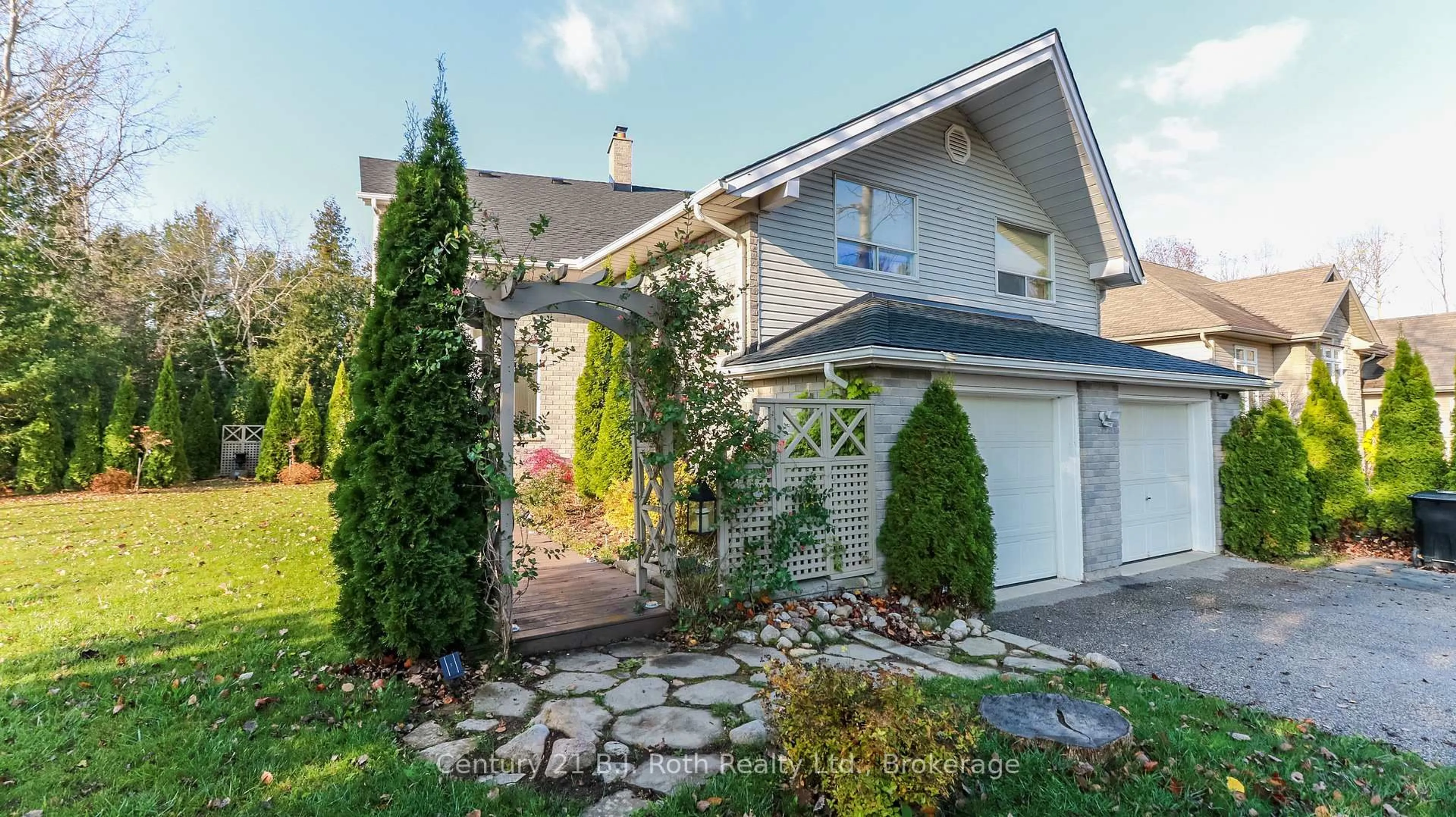 Home with vinyl exterior material, street for 20 Grant Ave, Tiny Ontario L0L 1P1