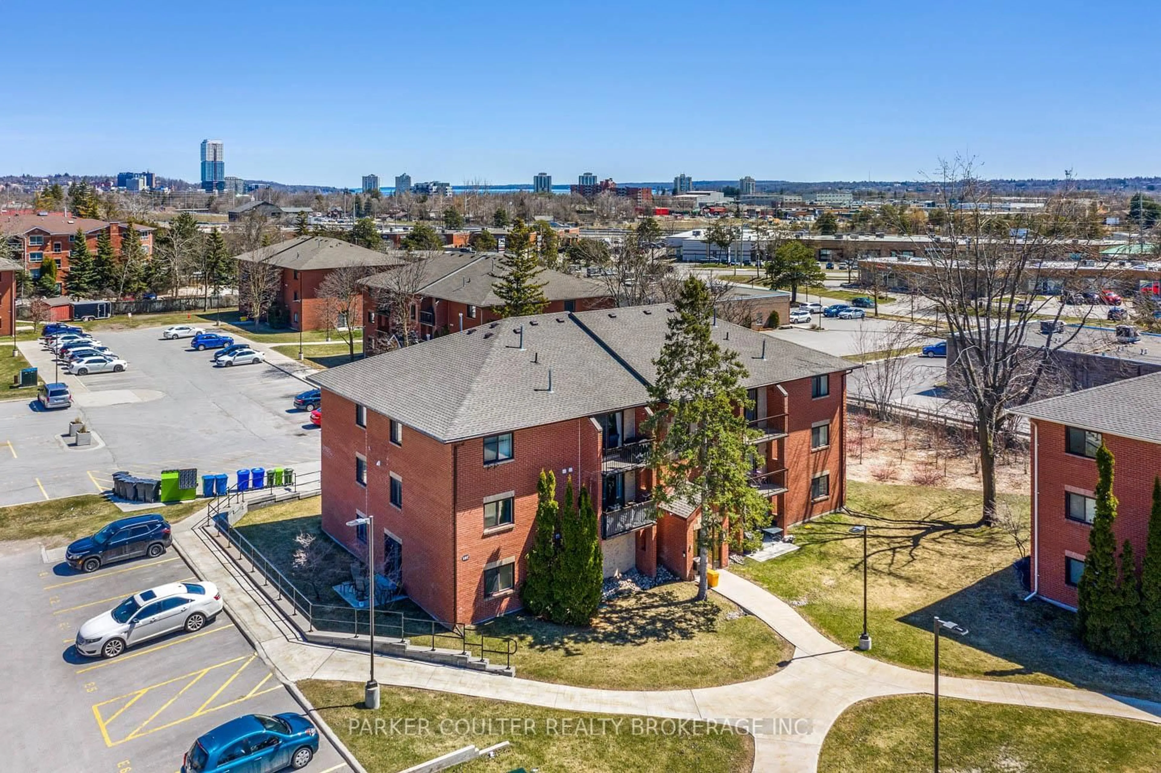 A pic from outside/outdoor area/front of a property/back of a property/a pic from drone, unknown for 167 Edgehill Dr #E5, Barrie Ontario L4N 1L9