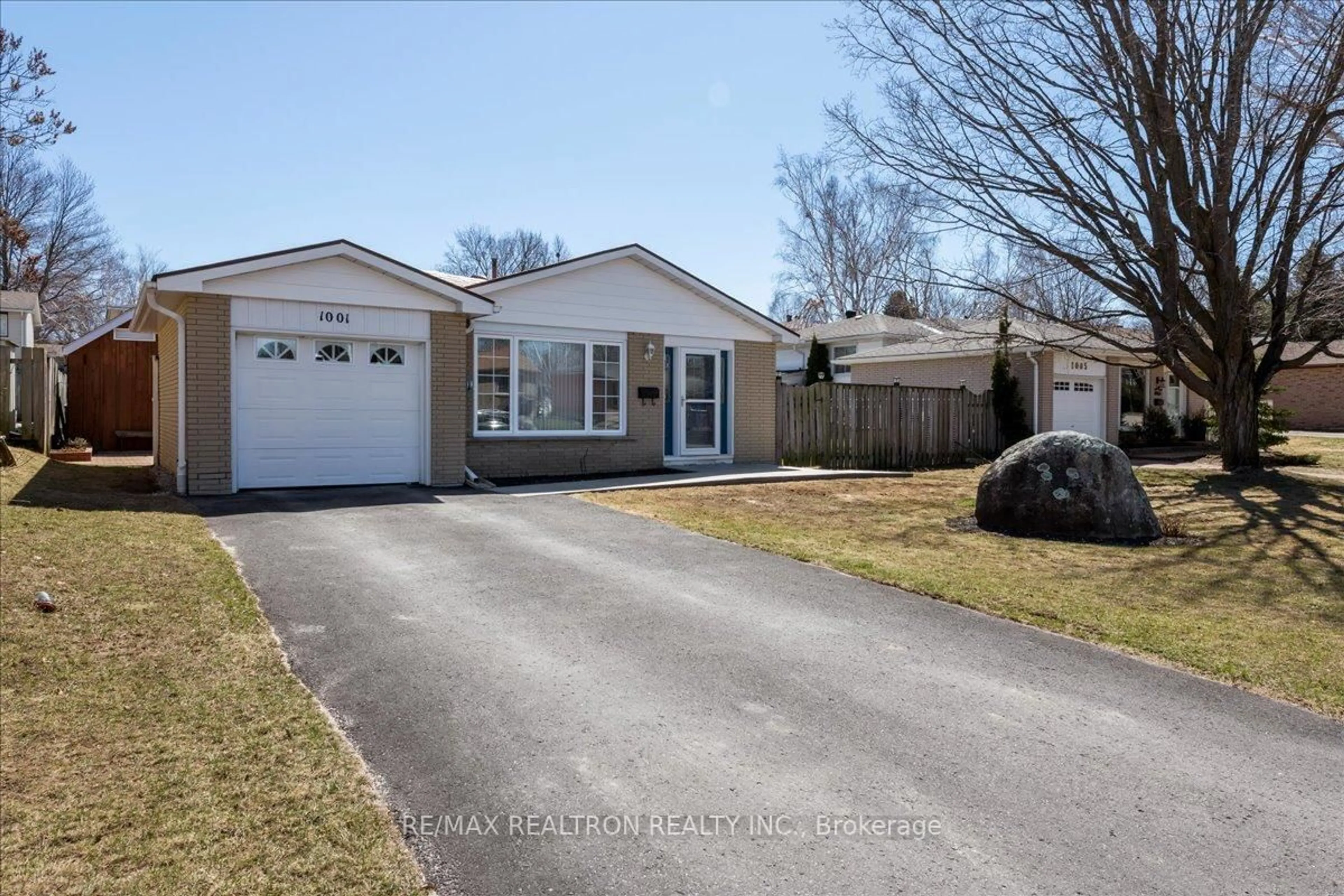 Home with vinyl exterior material, street for 1001 Howard St, Midland Ontario L4R 4P8