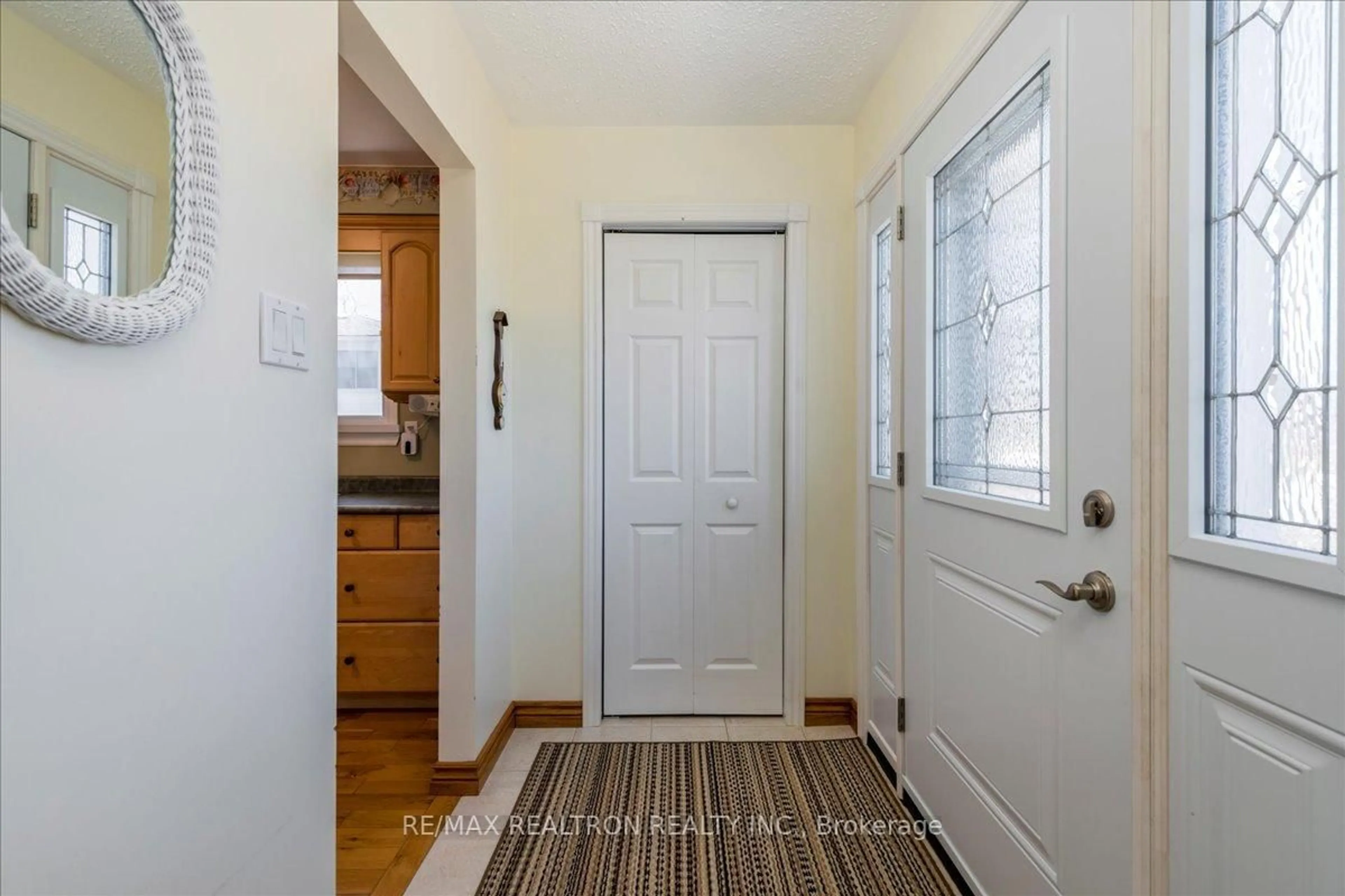 Indoor entryway for 1001 Howard St, Midland Ontario L4R 4P8