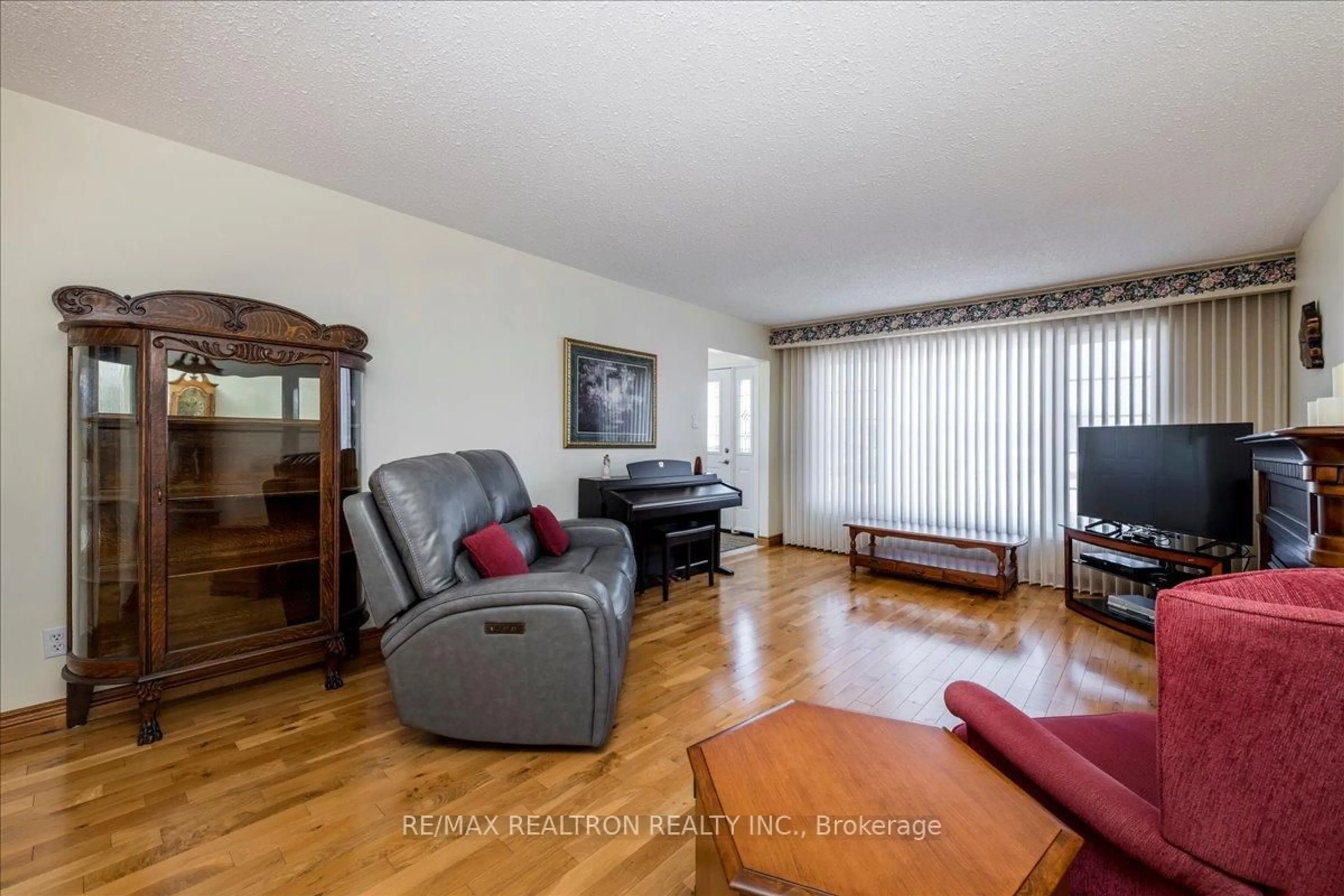 Living room with furniture, wood/laminate floor for 1001 Howard St, Midland Ontario L4R 4P8