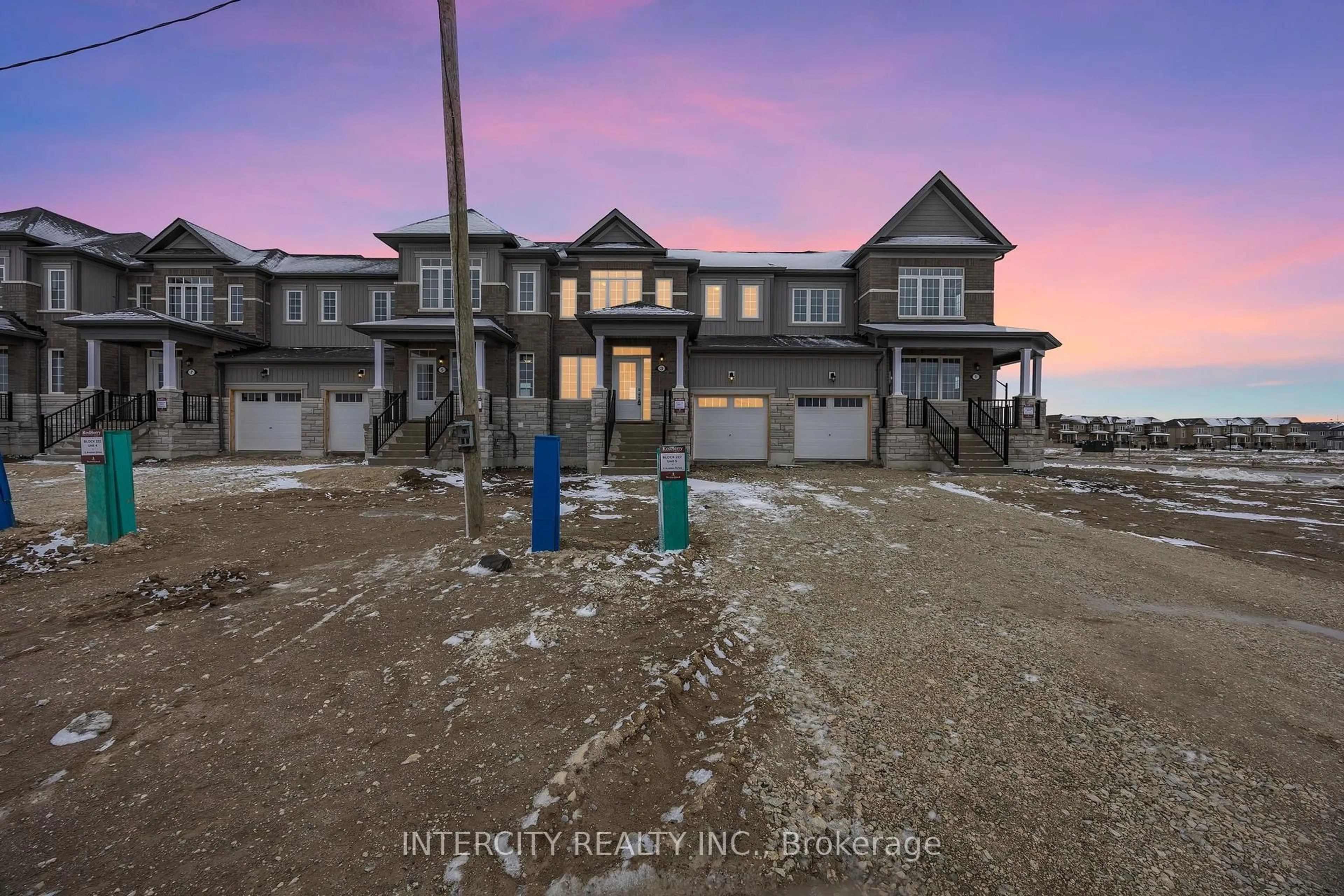A pic from outside/outdoor area/front of a property/back of a property/a pic from drone, unknown for 3 Avalon Dr, Wasaga Beach Ontario L9R 0M2