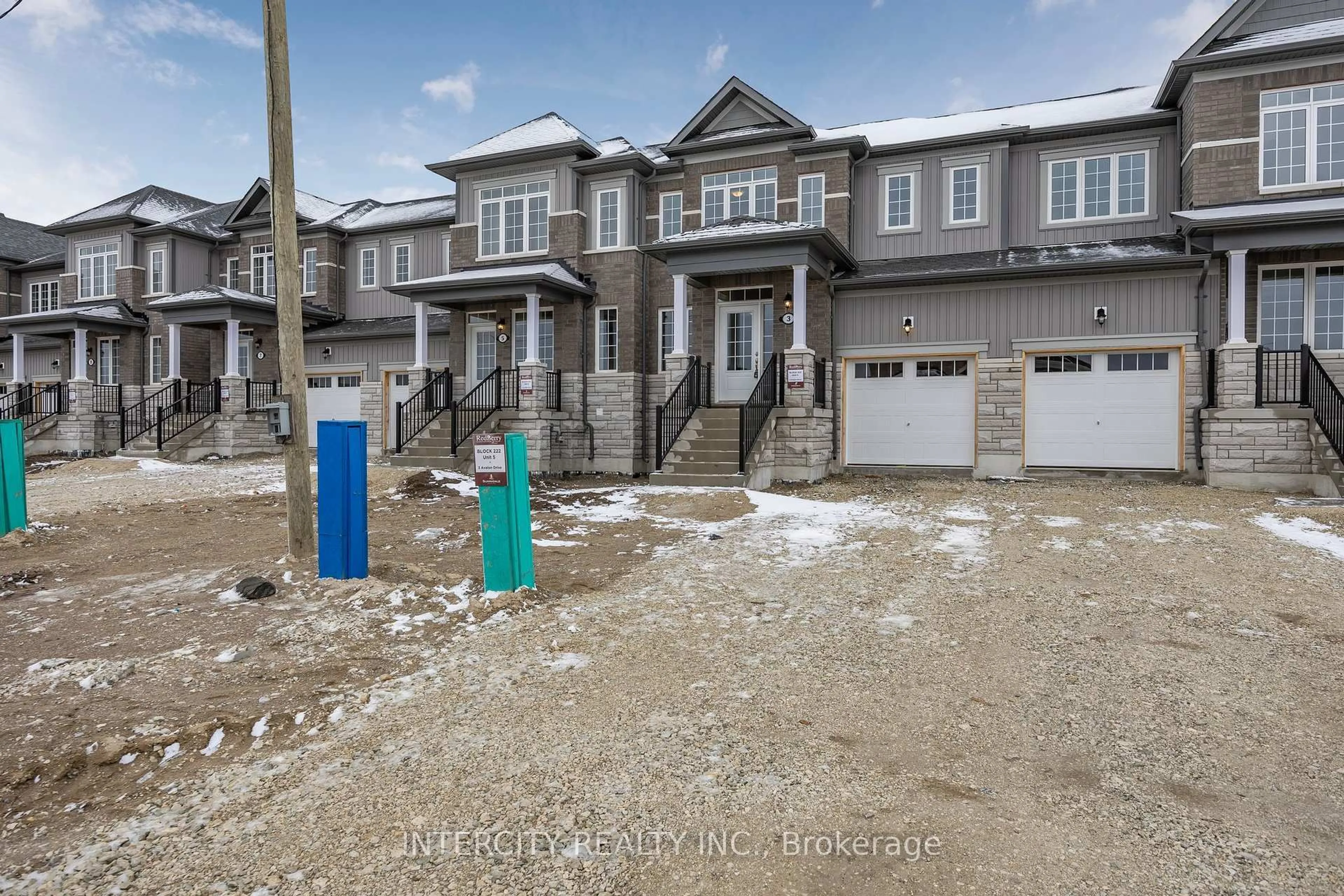 A pic from outside/outdoor area/front of a property/back of a property/a pic from drone, street for 3 Avalon Dr, Wasaga Beach Ontario L9R 0M2