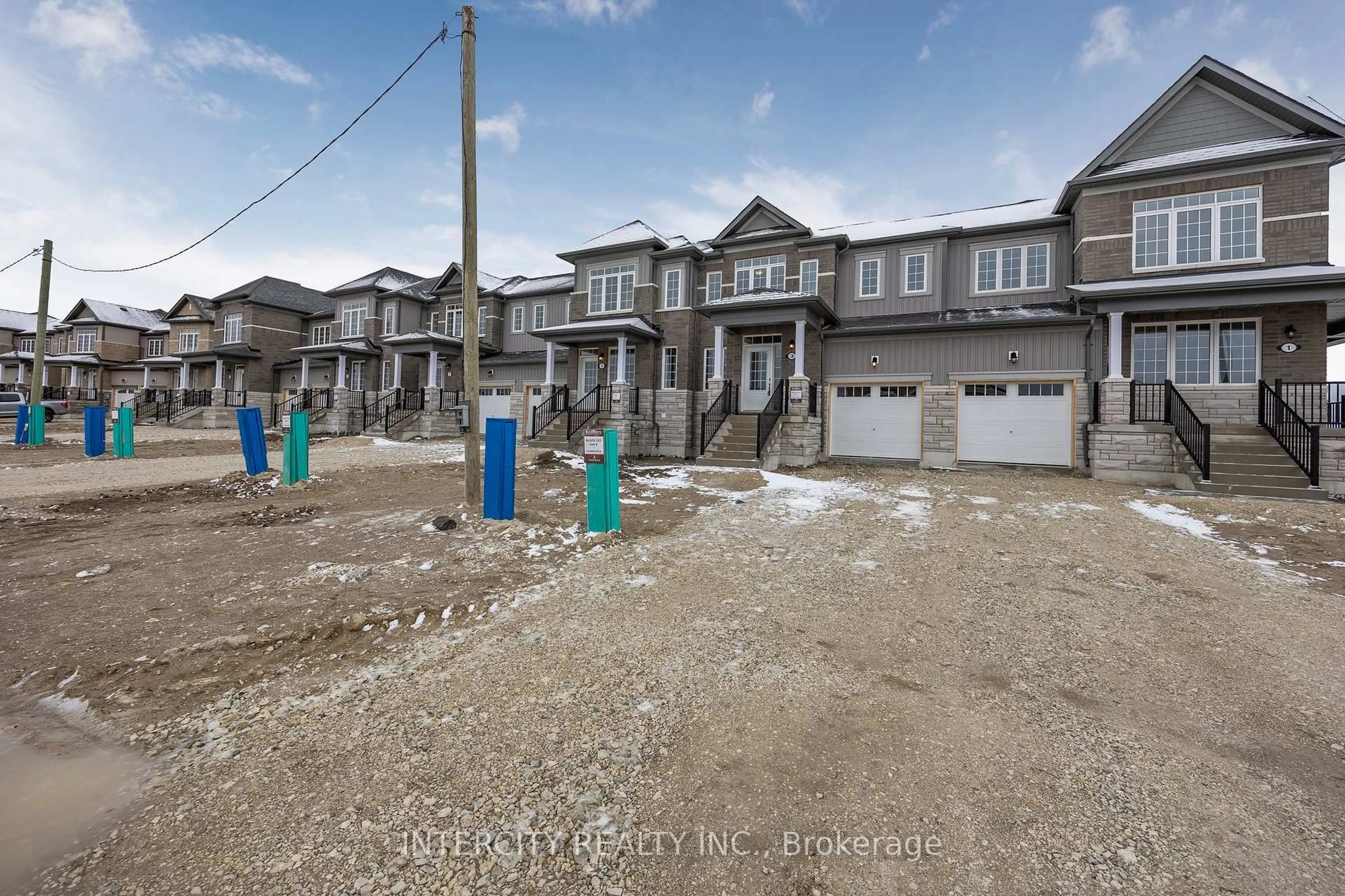 A pic from outside/outdoor area/front of a property/back of a property/a pic from drone, street for 3 Avalon Dr, Wasaga Beach Ontario L9R 0M2