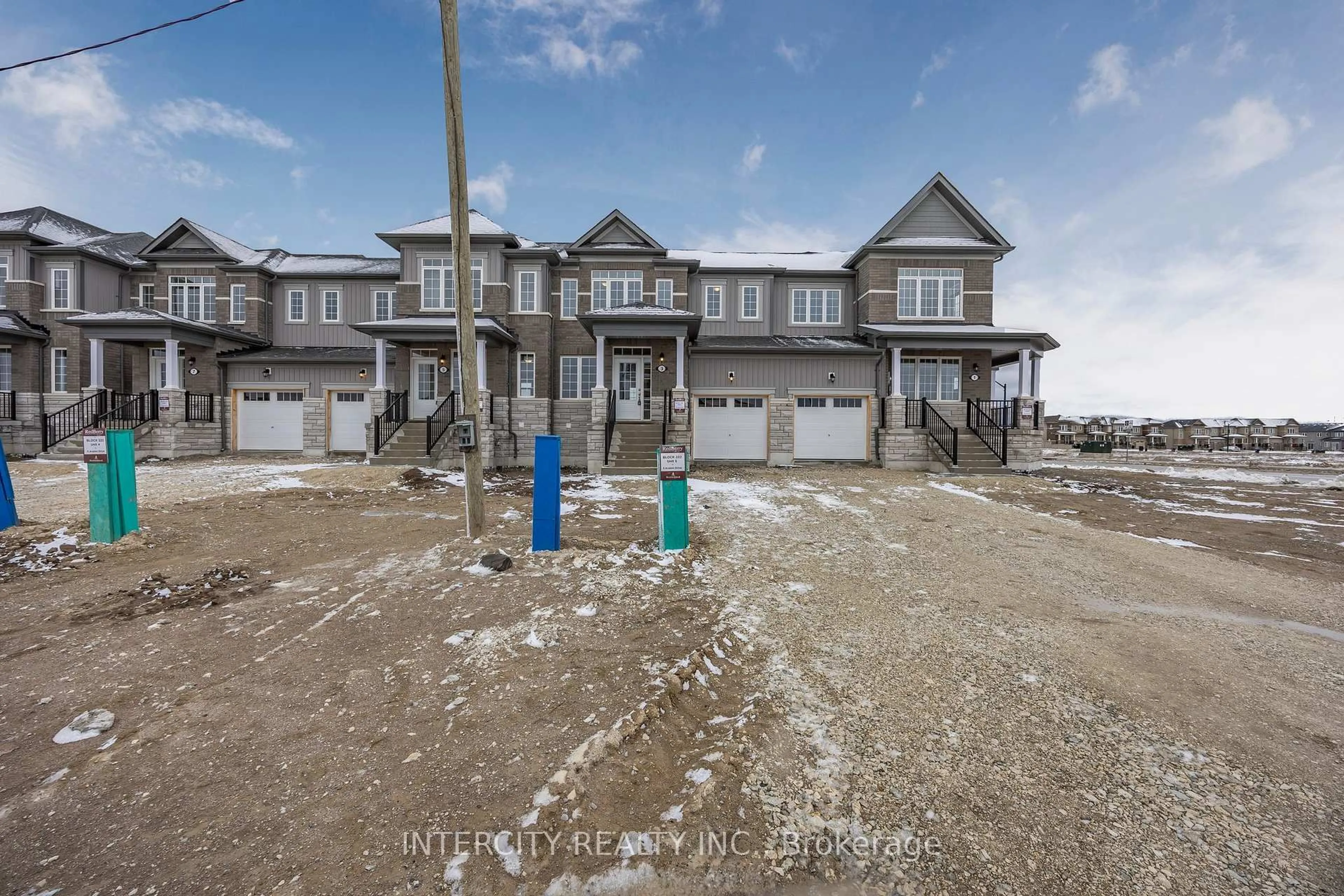 A pic from outside/outdoor area/front of a property/back of a property/a pic from drone, unknown for 3 Avalon Dr, Wasaga Beach Ontario L9R 0M2