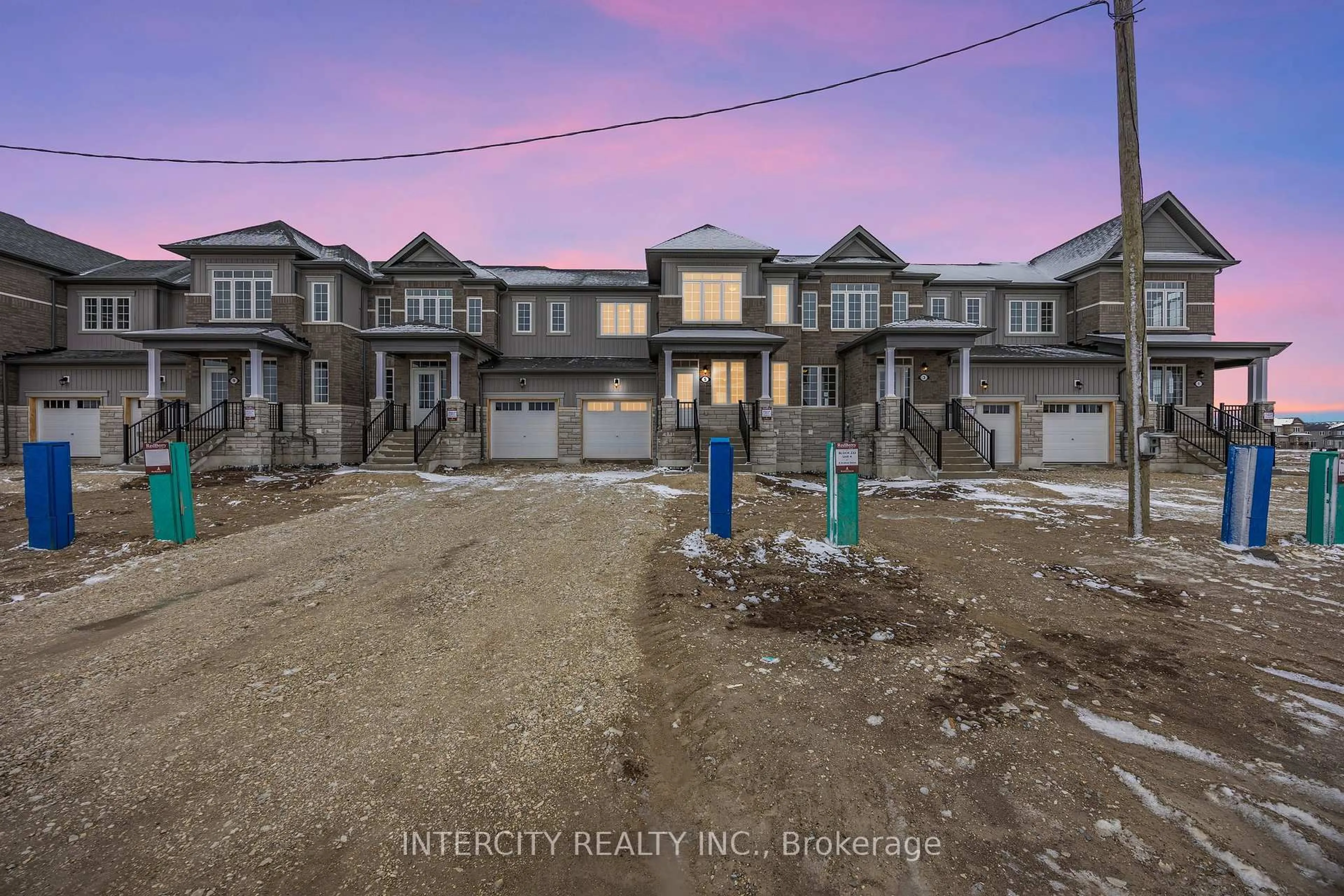 A pic from outside/outdoor area/front of a property/back of a property/a pic from drone, street for 5 Avalon Dr, Wasaga Beach Ontario L9R 0M2