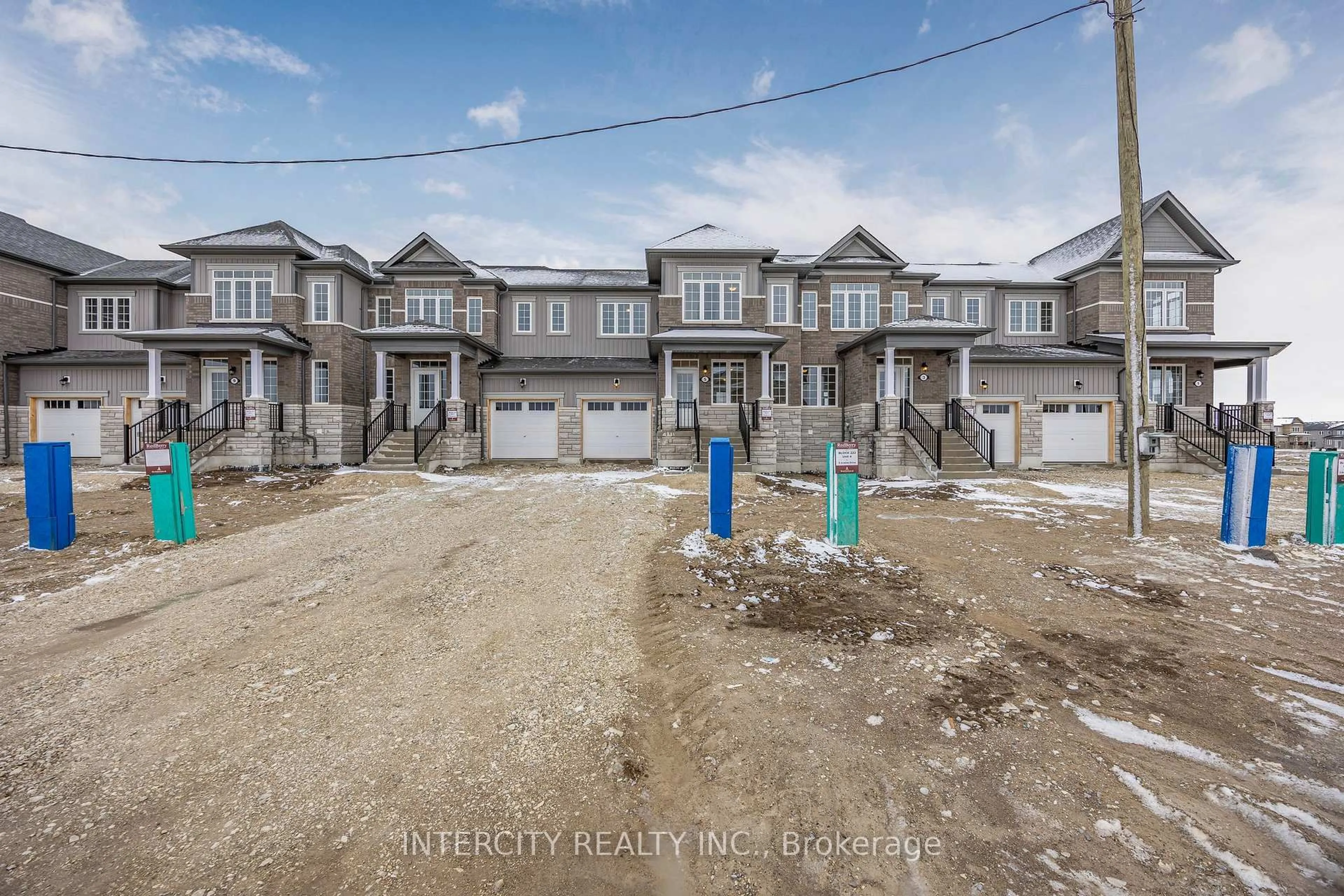 A pic from outside/outdoor area/front of a property/back of a property/a pic from drone, street for 5 Avalon Dr, Wasaga Beach Ontario L9R 0M2