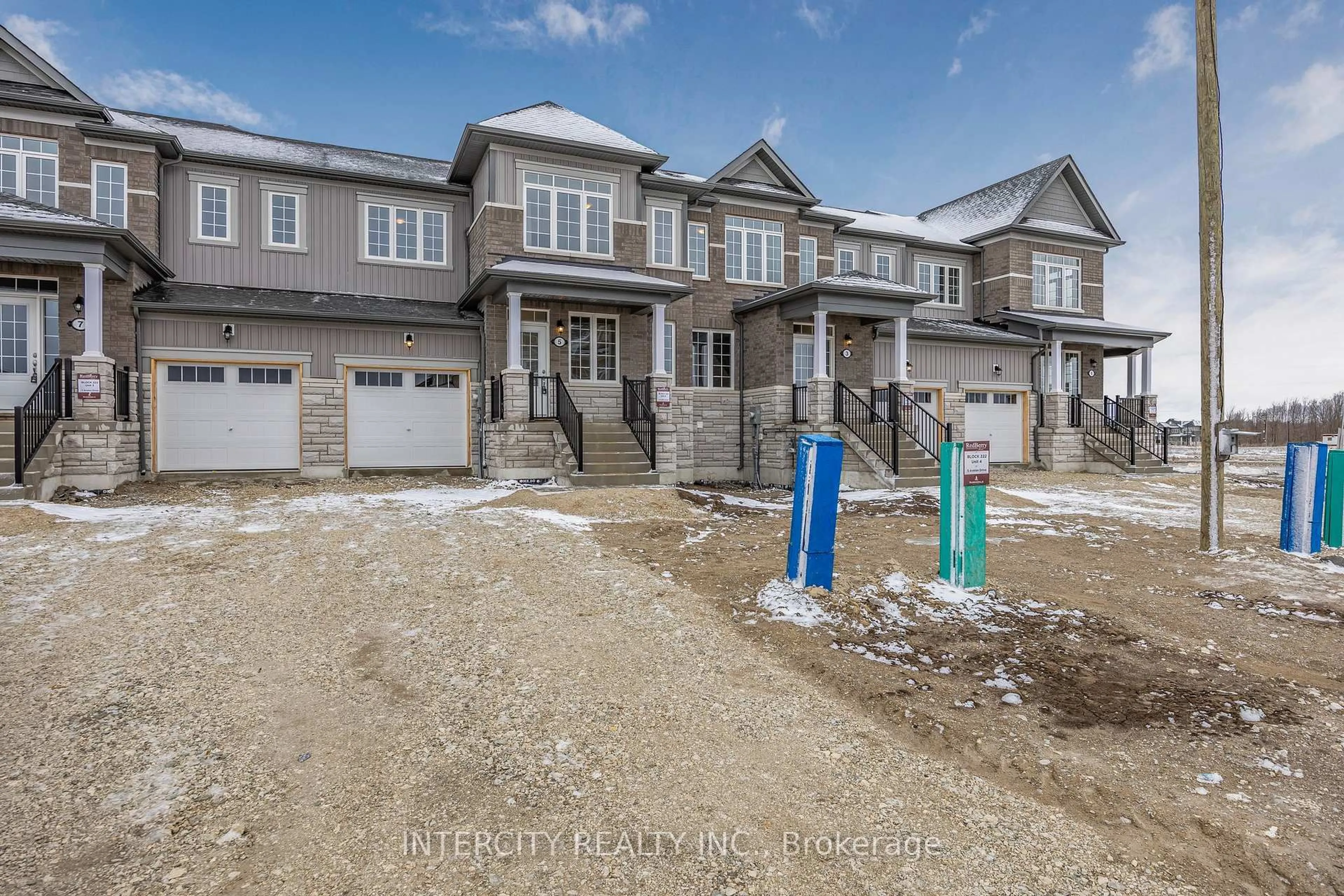 A pic from outside/outdoor area/front of a property/back of a property/a pic from drone, street for 5 Avalon Dr, Wasaga Beach Ontario L9R 0M2
