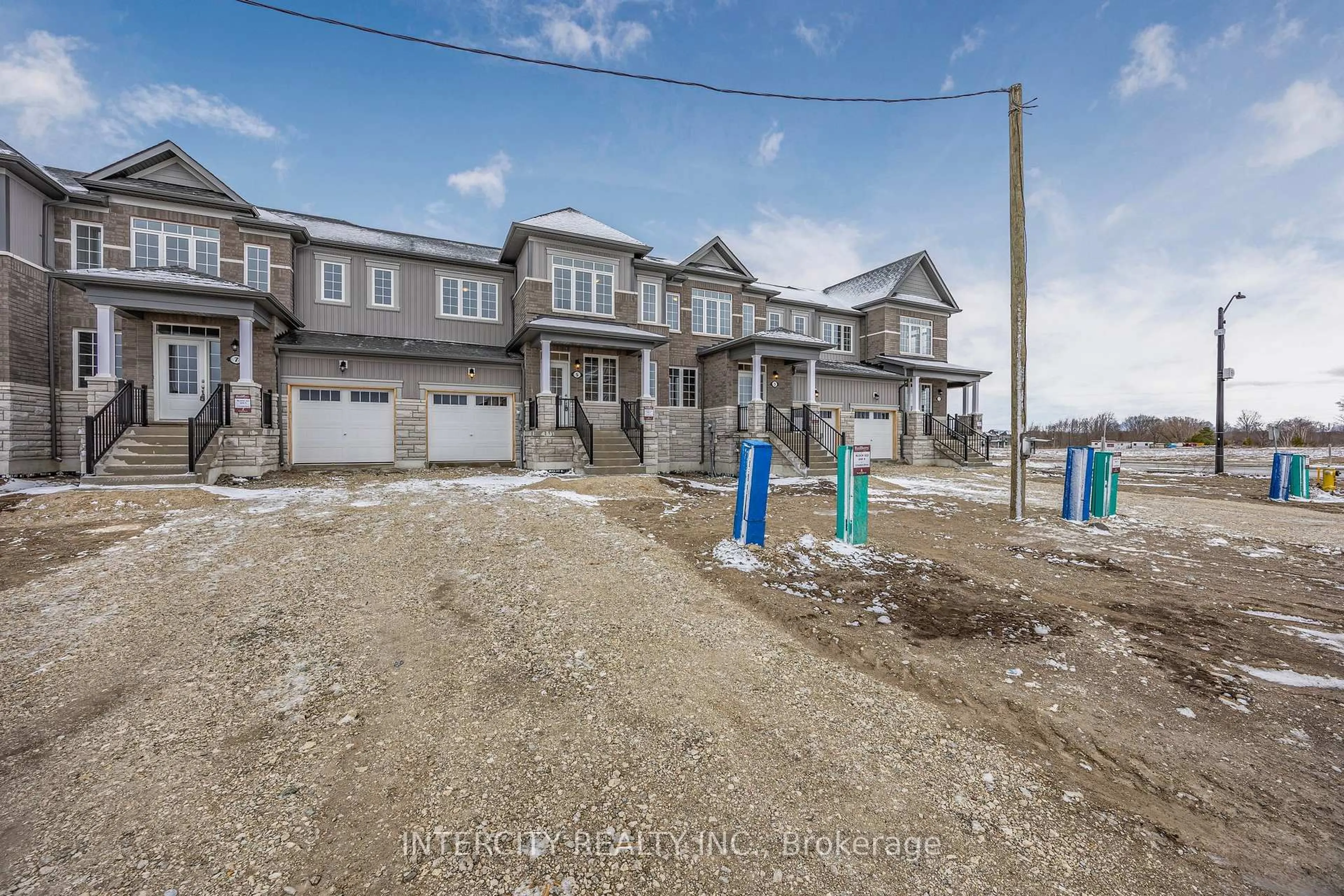 A pic from outside/outdoor area/front of a property/back of a property/a pic from drone, street for 5 Avalon Dr, Wasaga Beach Ontario L9R 0M2